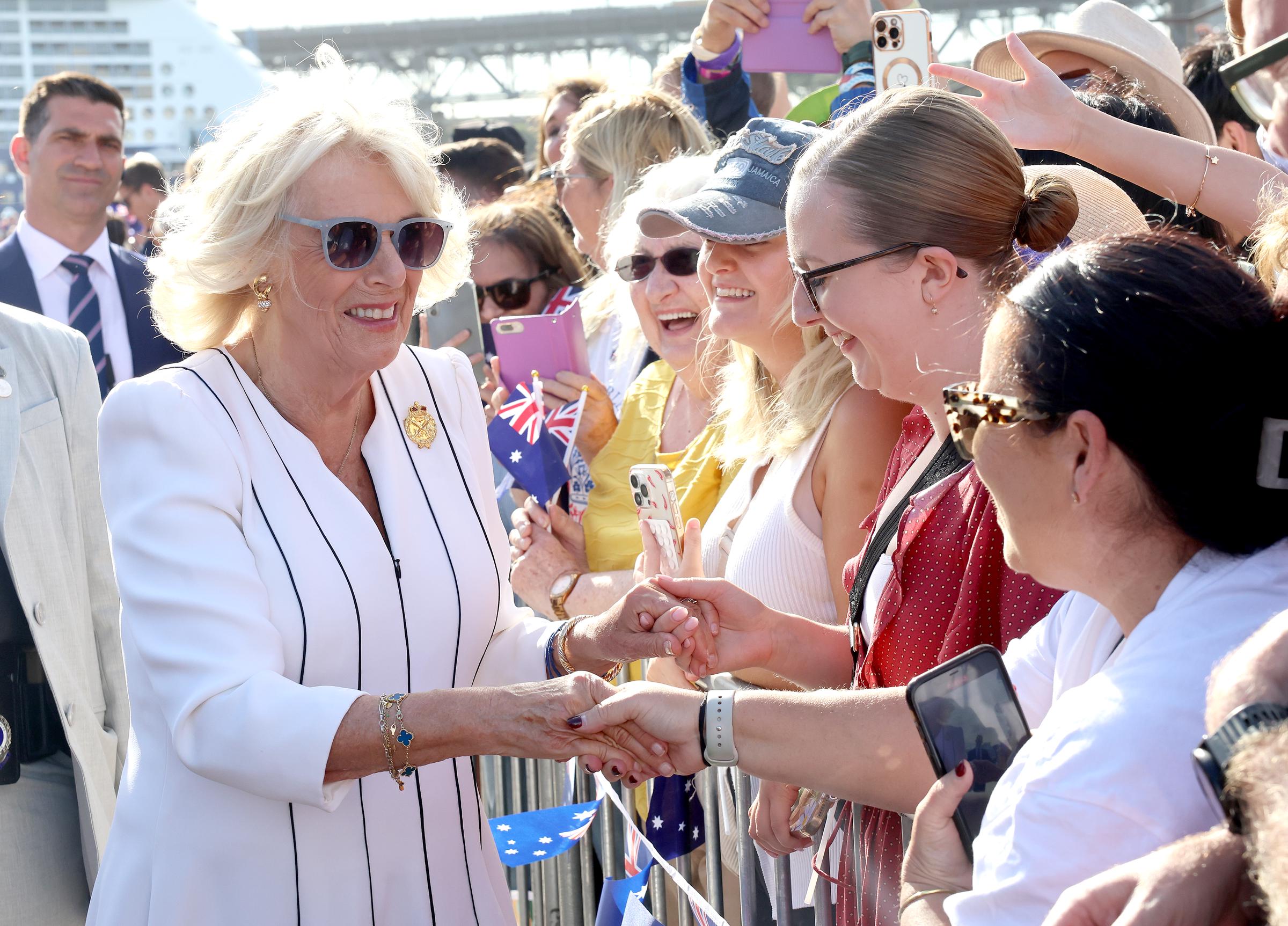 La reine Camilla rencontre des membres du public lors d'un bain de foule à l'opéra de Sydney, le 22 octobre 2024, en Australie. | Source : Getty Images