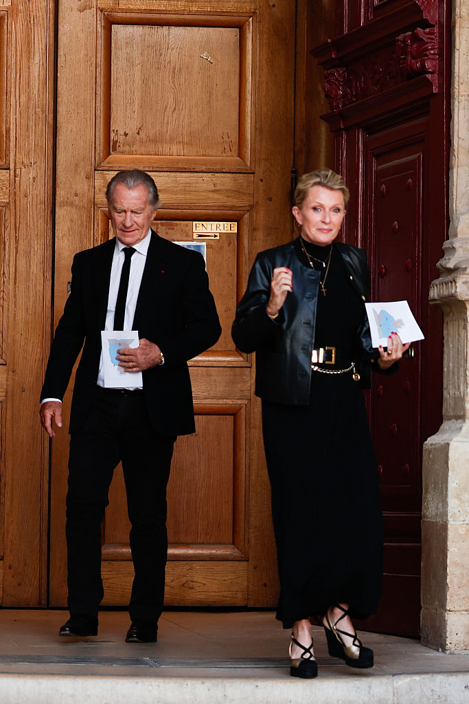 Sophie Davant et William Leymergie assistent aux funérailles de Philippe Labro à l'église Saint-Germain-des-Près, le 13 juin 2025 à Paris, en France I Source : Getty Images