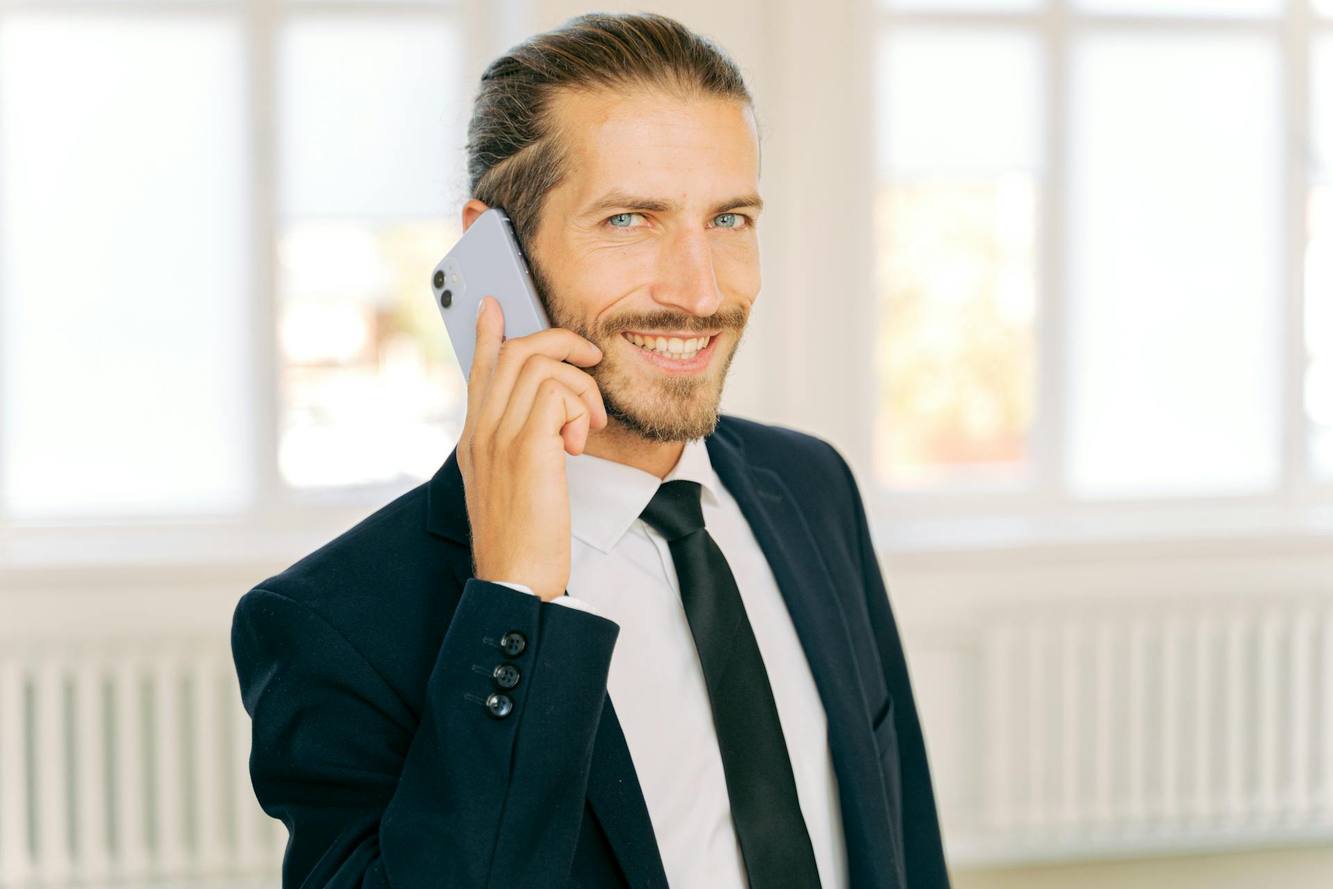 Un jeune homme élégant qui parle au téléphone | Source : Pexels