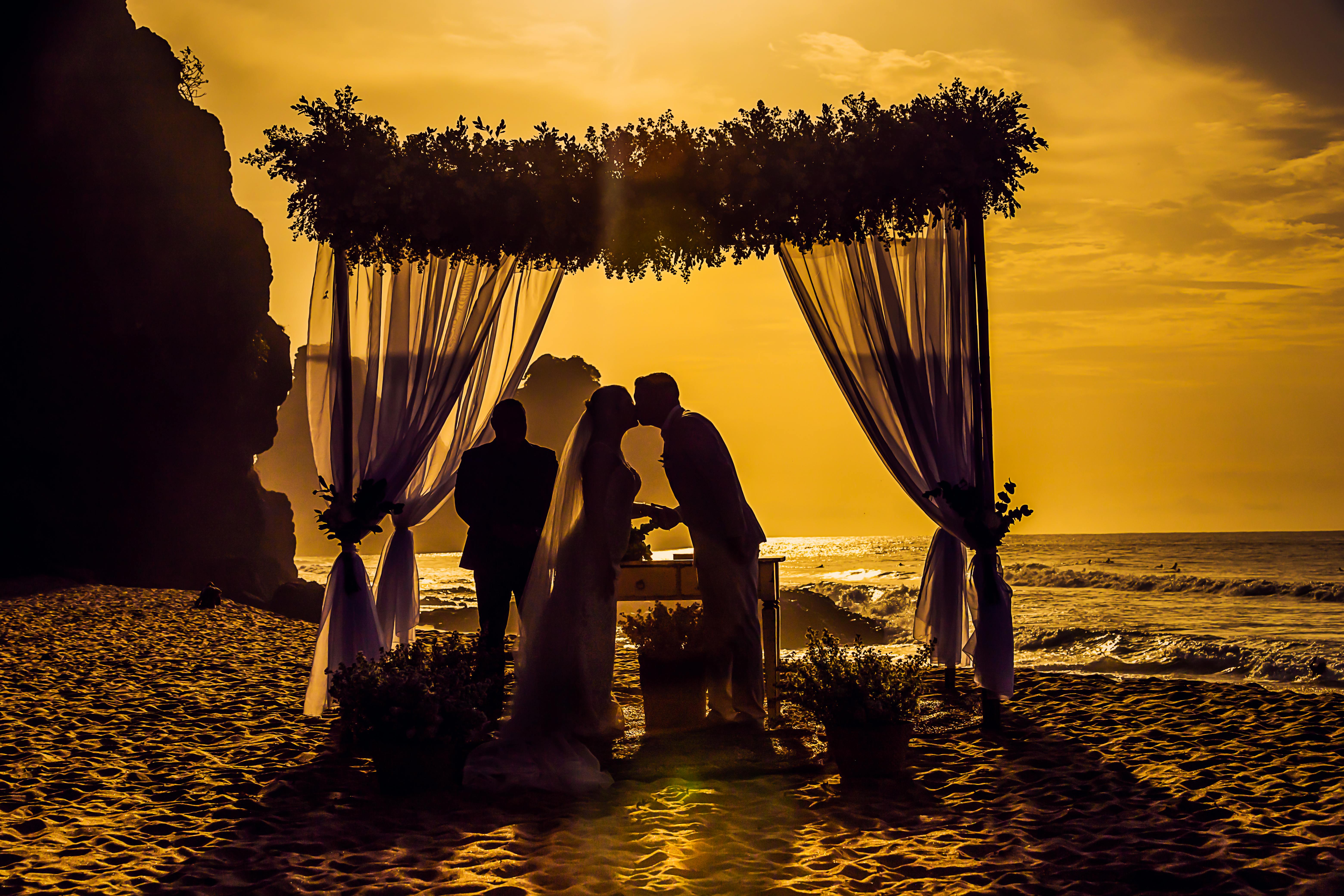 Un couple qui se marie sur une plage | Source : Pexels