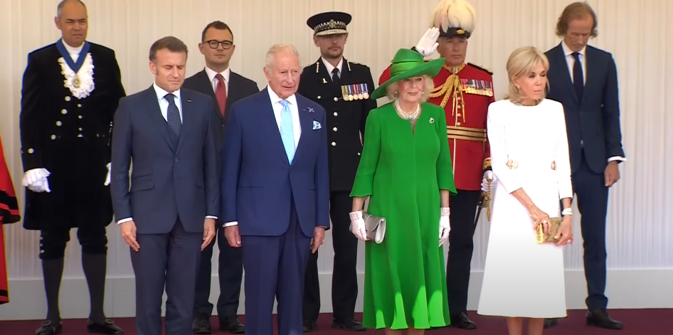 Le président français Emmanuel Macron, le roi Charles III, la reine Camilla et Brigitte Macron pendant l'hymne national français à Windsor le 8 juillet 2025 | Source : Youtube/The Royal Family Channel