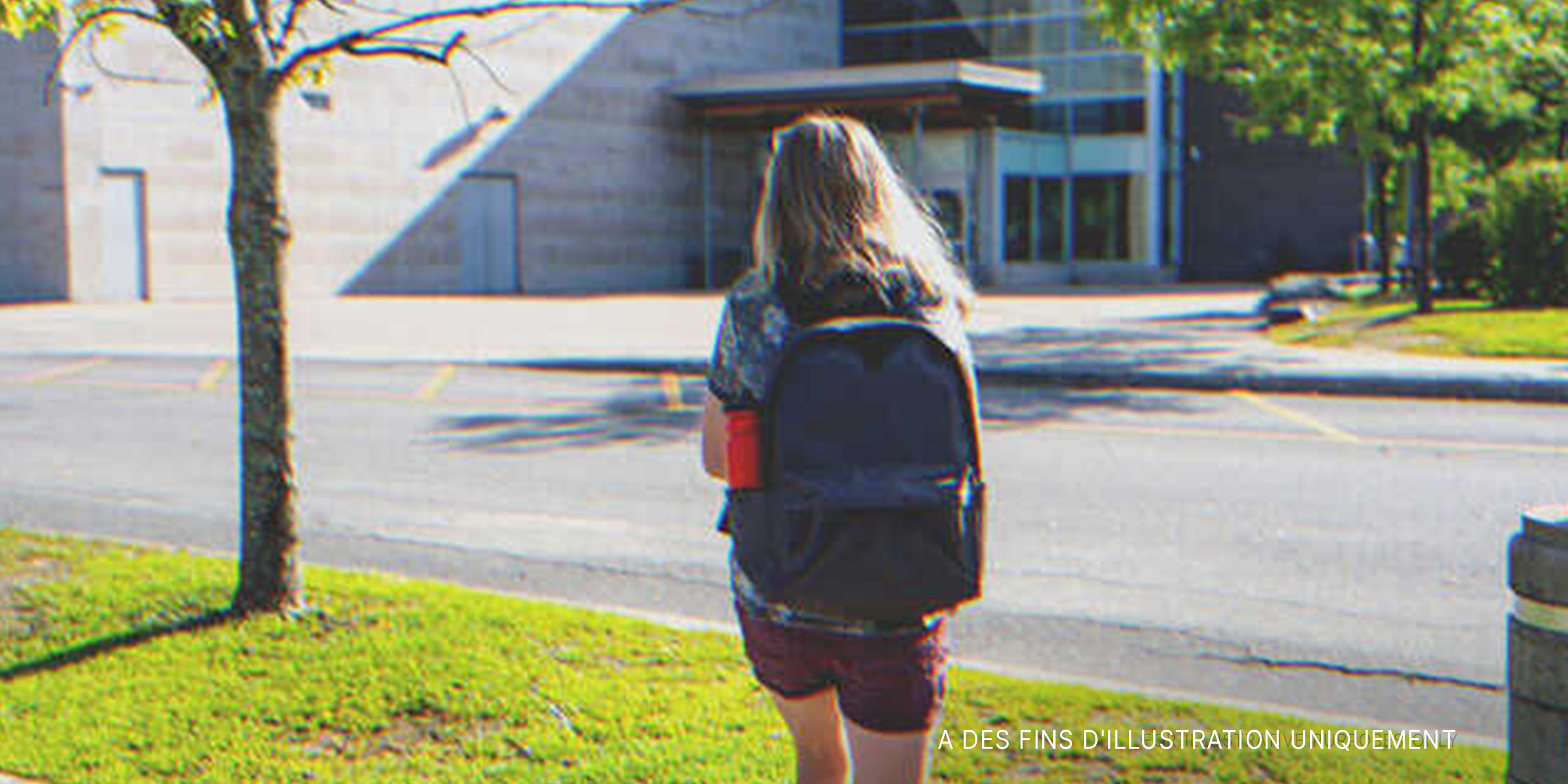 Une adolescente qui se rend à l'école à pied | Source : Shutterstock