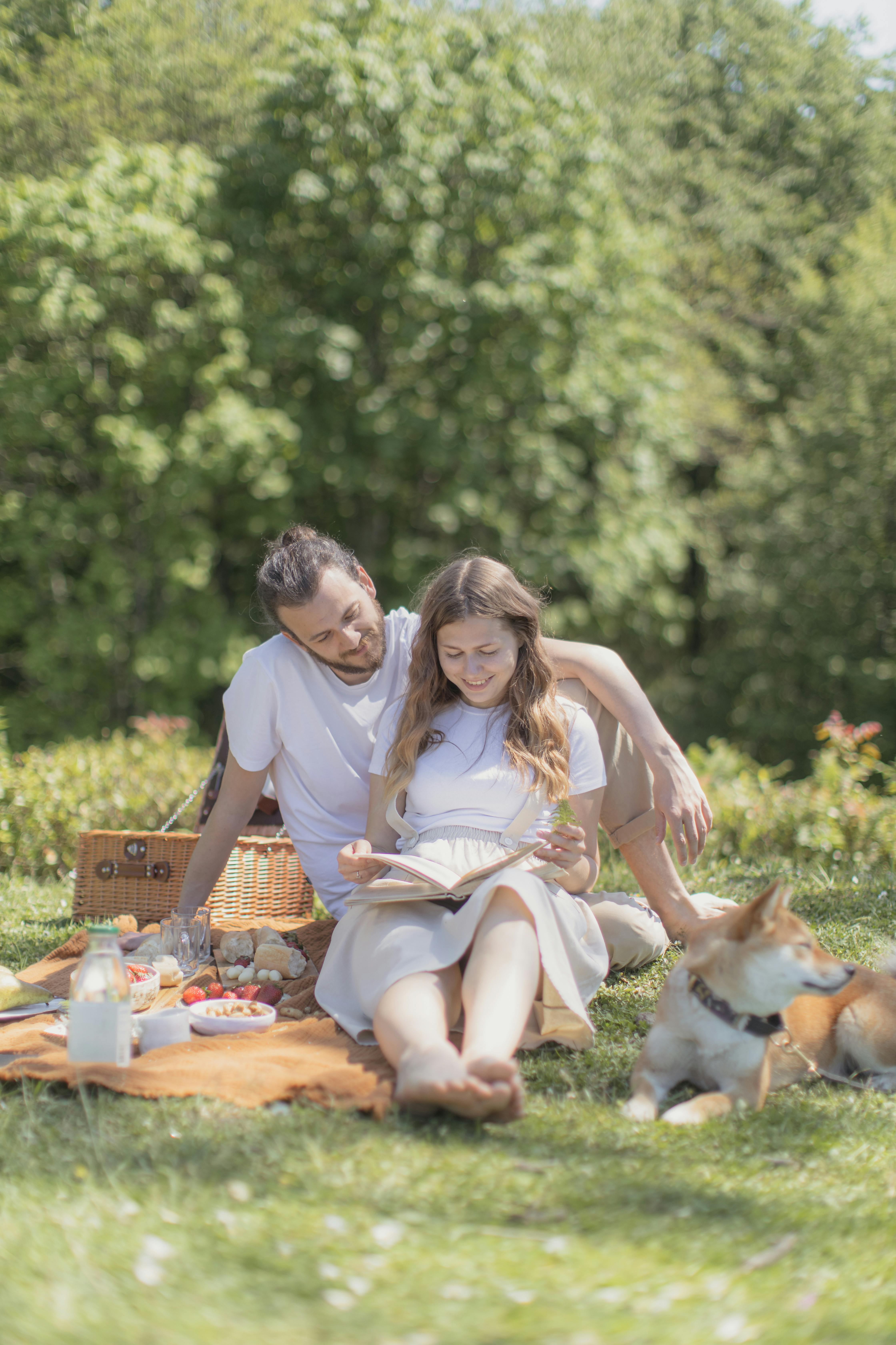 Un couple heureux et un chien | Source : Pexels