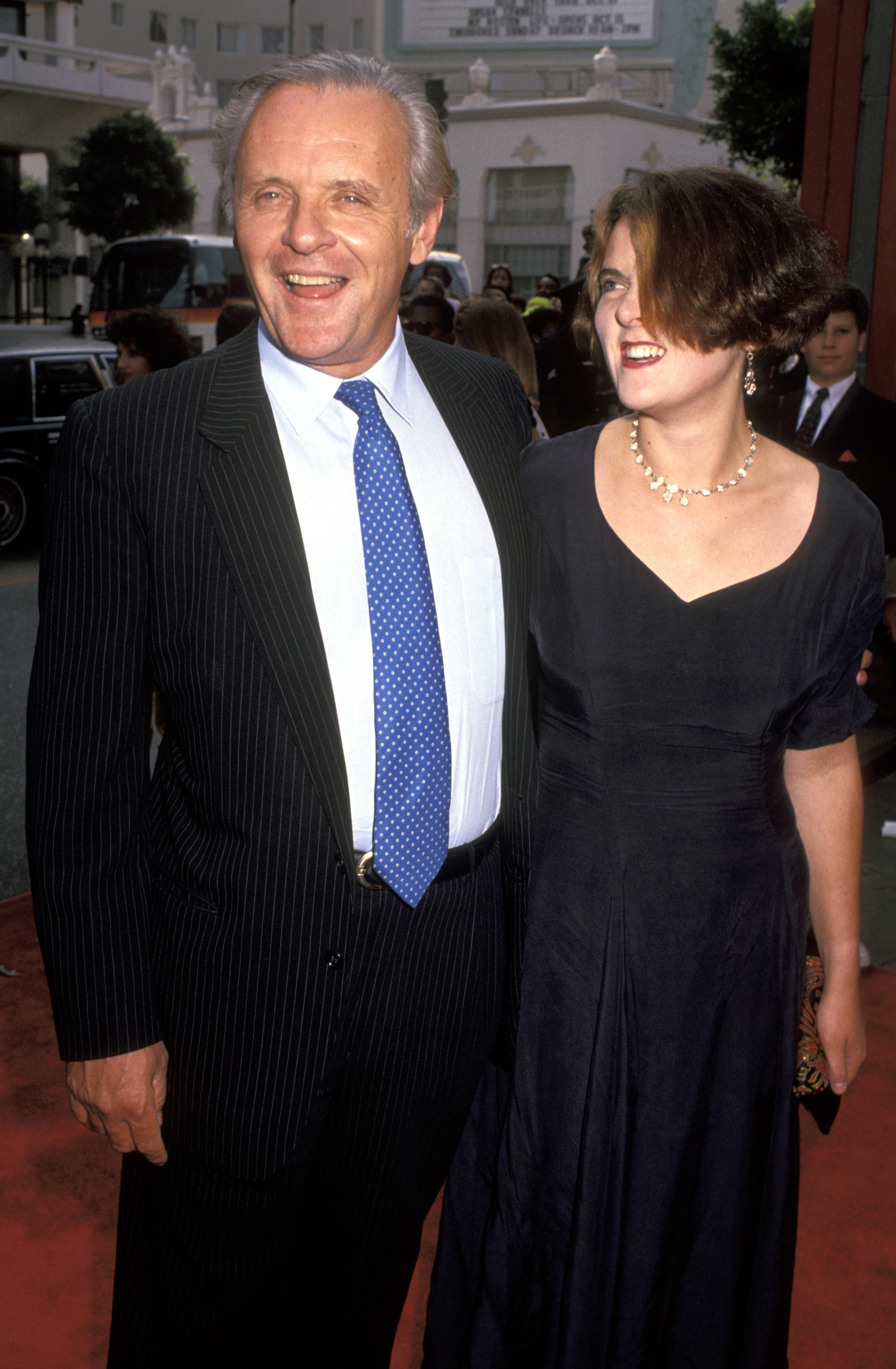 Anthony Hopkins et Abigail Hopkins assistent à la cérémonie d'ouverture de la première du film “Le petit homme” à Los Angeles le 6 octobre 1991. | Source : Getty Images