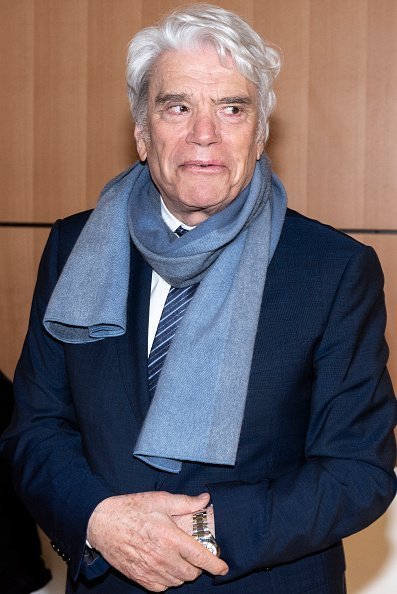 Bernard Tapie lors d'une pause à la Cour de Paris. | Photo : Getty Images