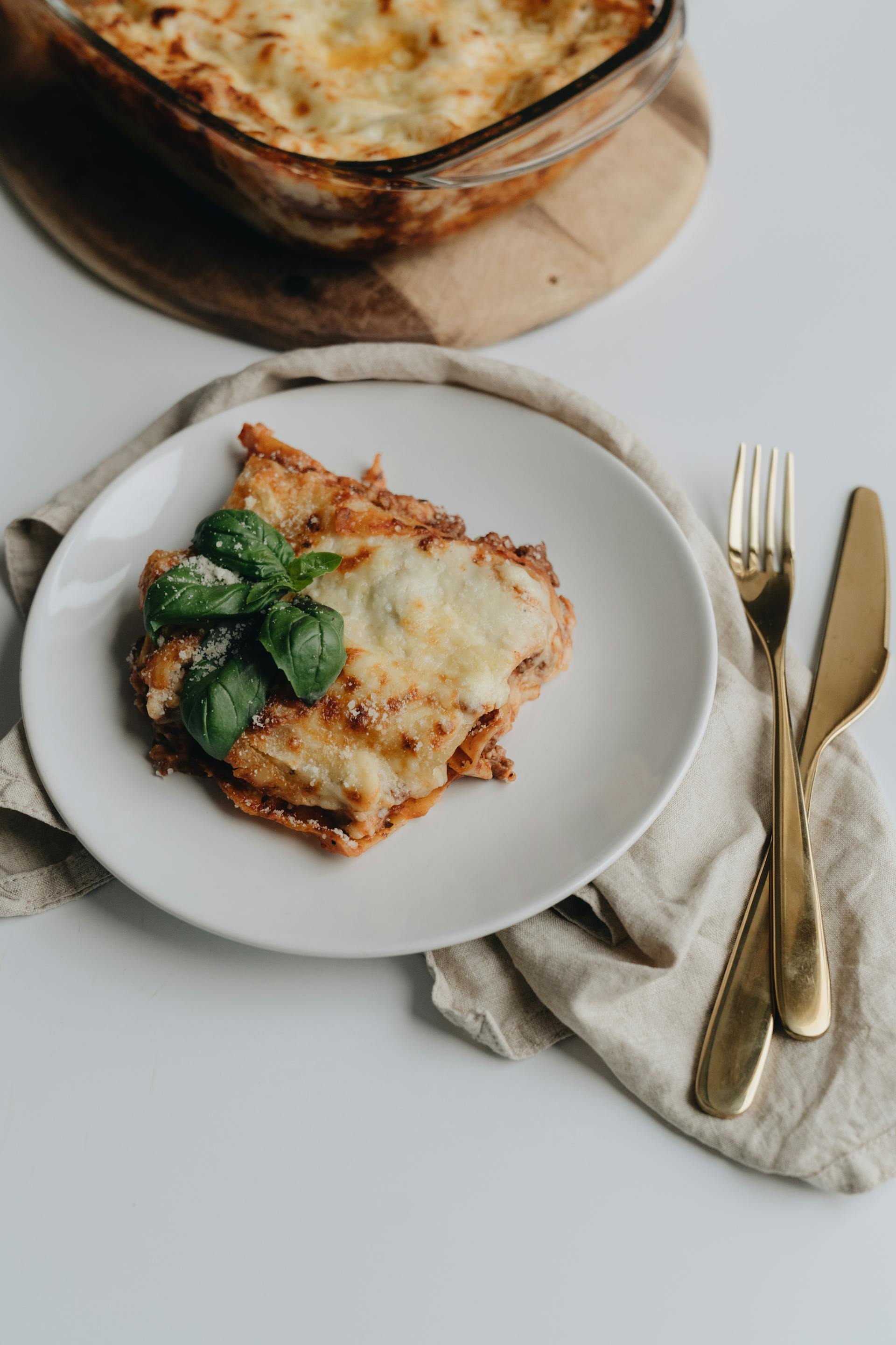 Une assiette de lasagnes sur une table | Source : Pexels