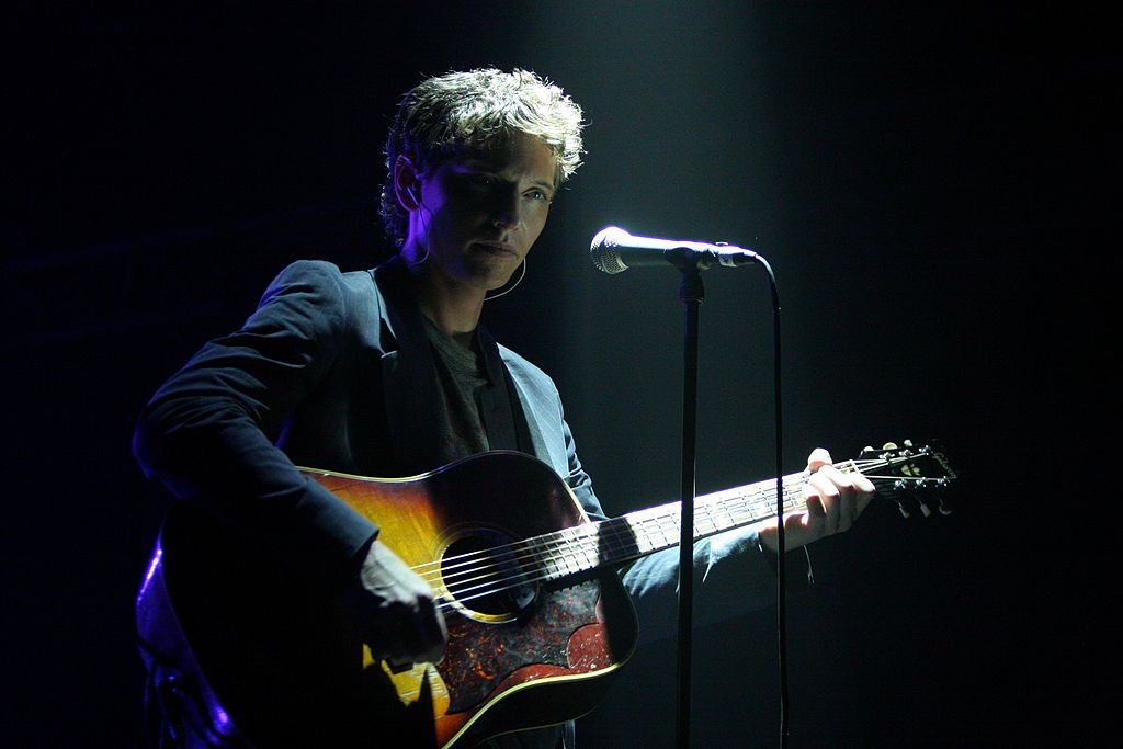 Le chanteur RAPHAEL à la guitare, sur scène lors d'un concert à Châteaubriant, près de Rennes . | Photo : Getty Images