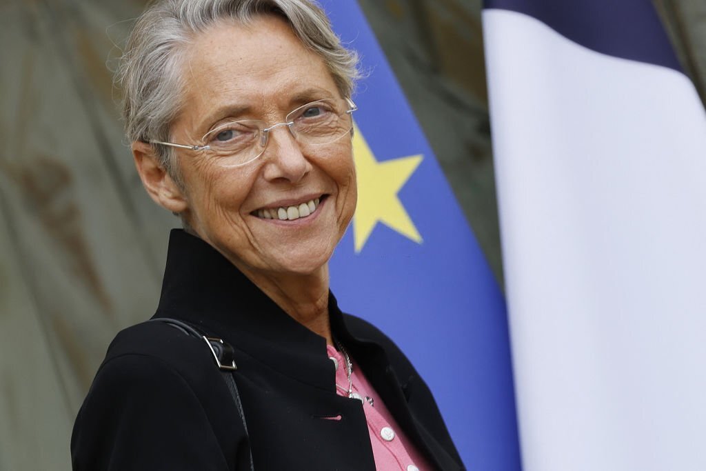 Elisabeth Borne quitte le palais présidentiel de l'Elysée à l'issue du conseil des ministres hebdomadaire à Paris, le 8 juin 2022. | Photo : Getty Images