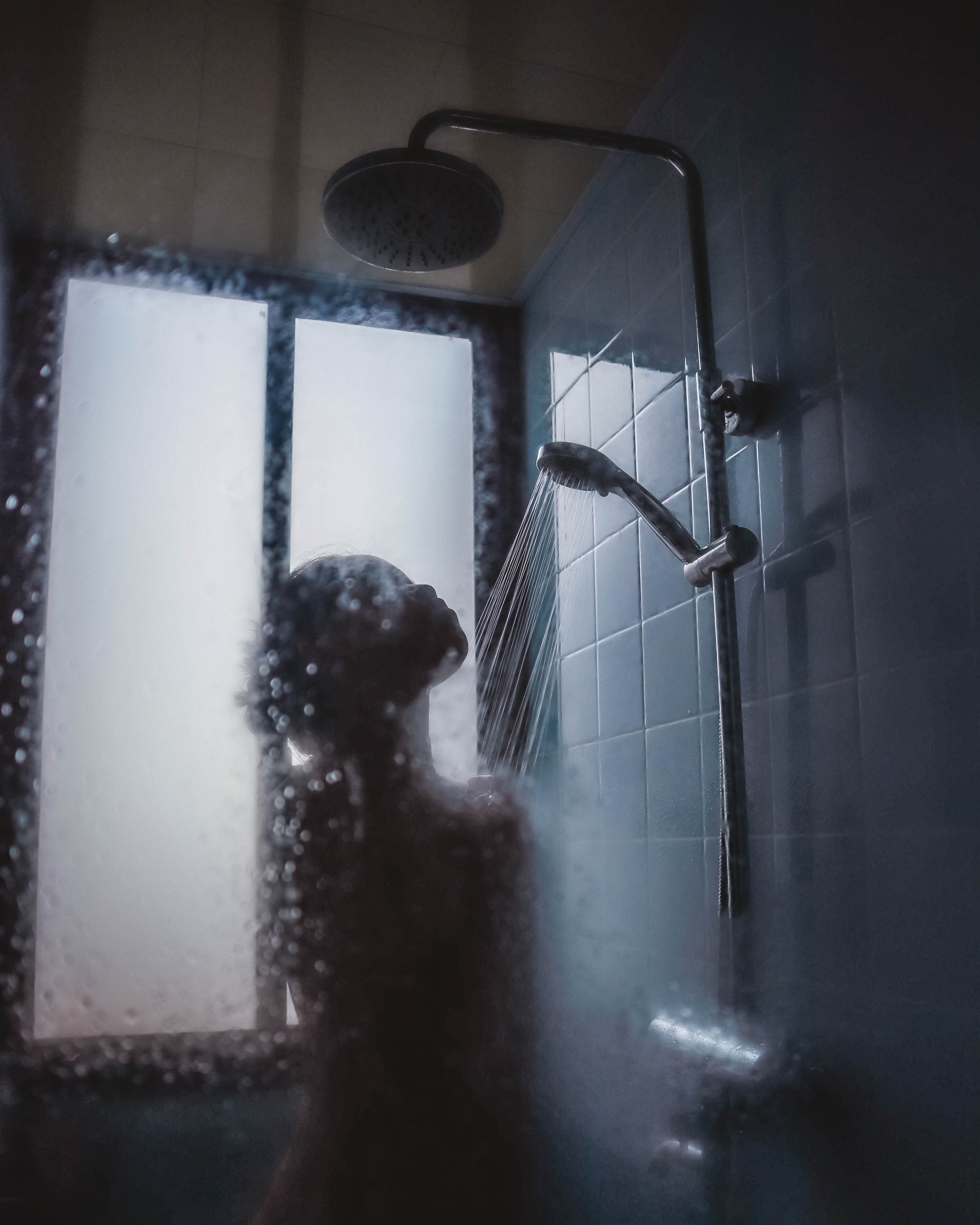 Une personne sous la douche | Source : Unsplash