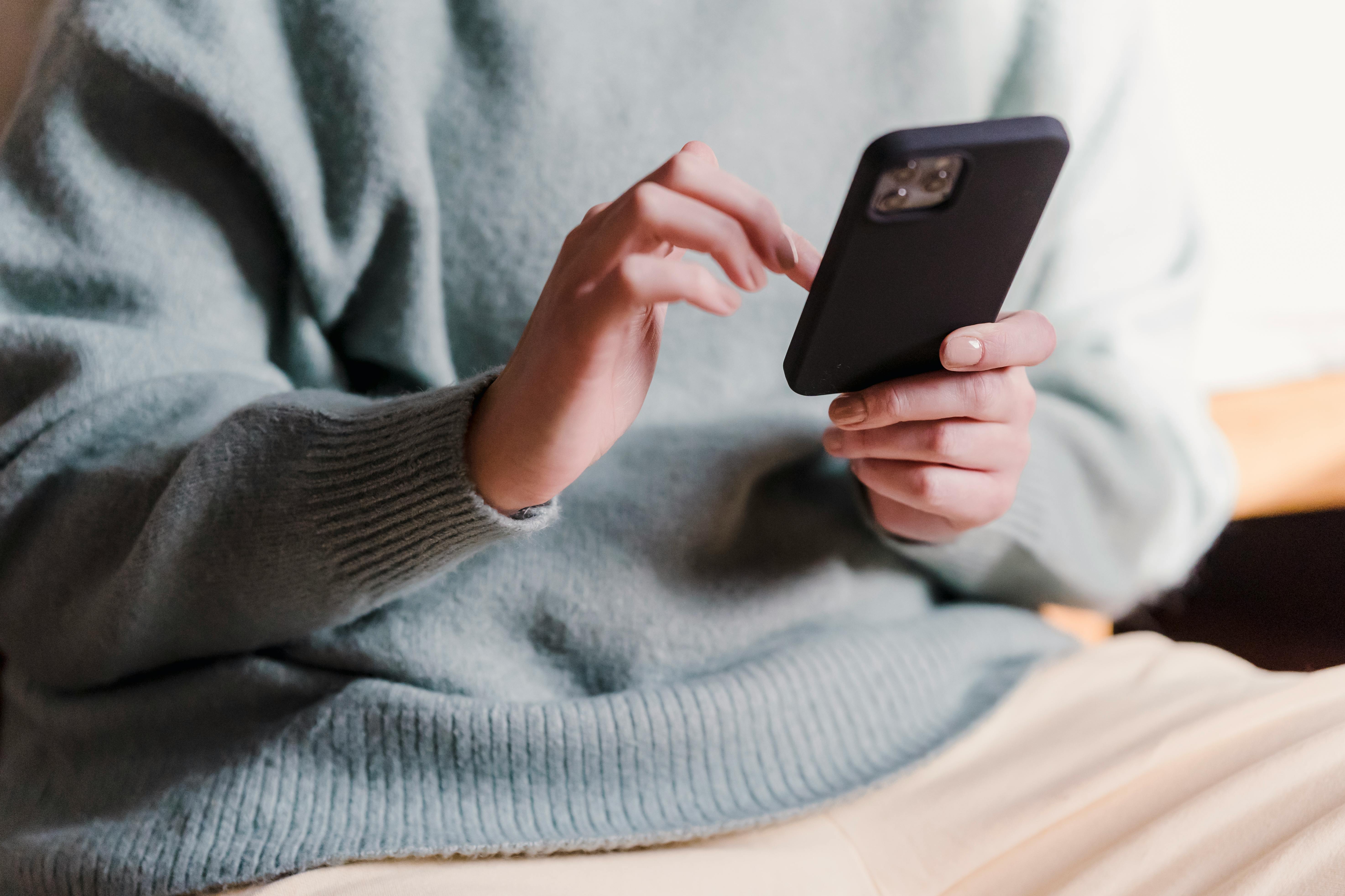 Une femme envoyant des messages sur son téléphone | Source : Pexels