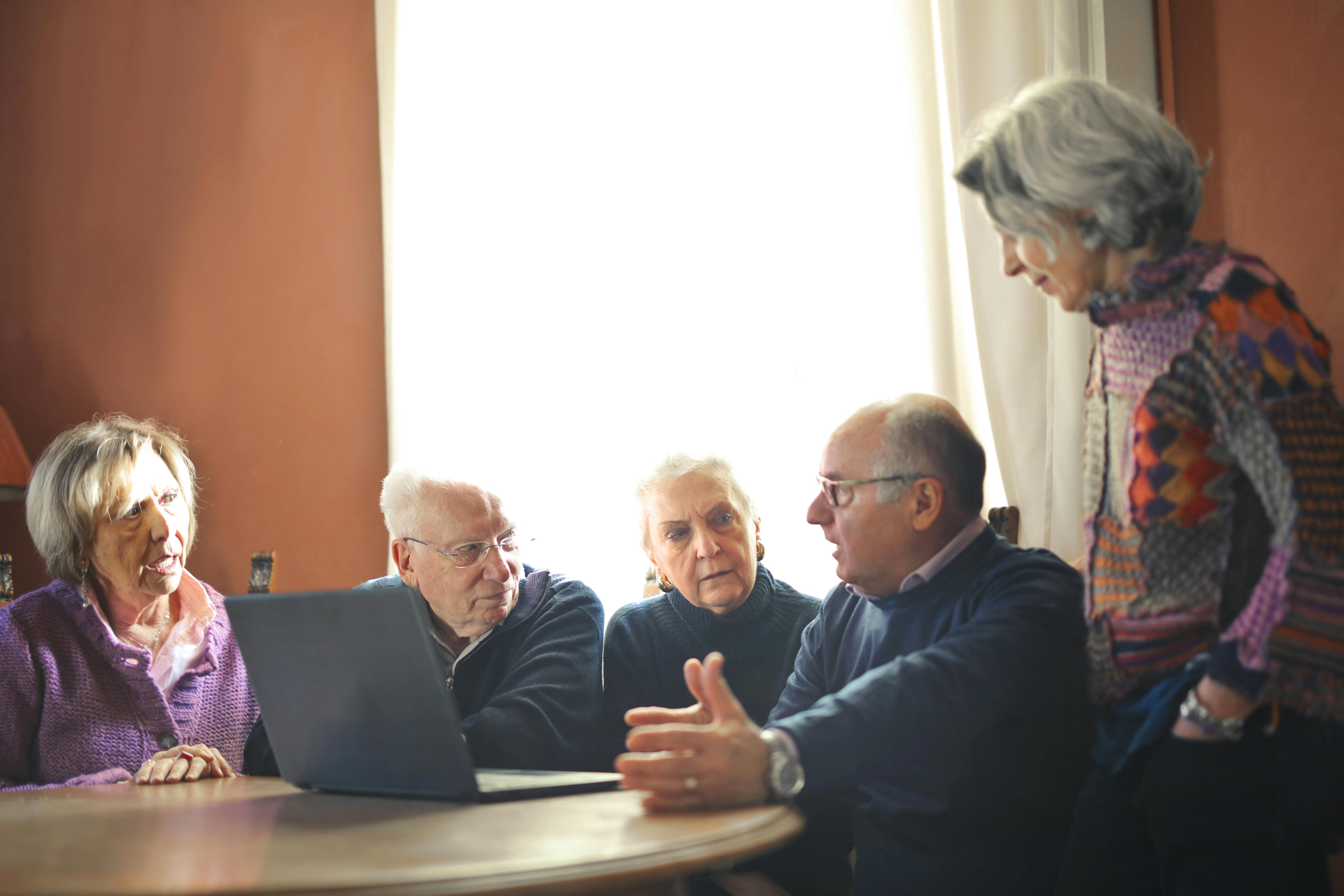 Margaret rencontre Harold au centre communautaire | Source : Pexels