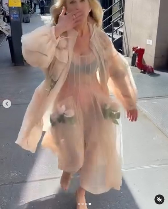 Sarah Jessica Parker sur le plateau de tournage de "Et juste comme ça..." à New York en mai 2024 | Source : Instagram/SarahJessicaParker