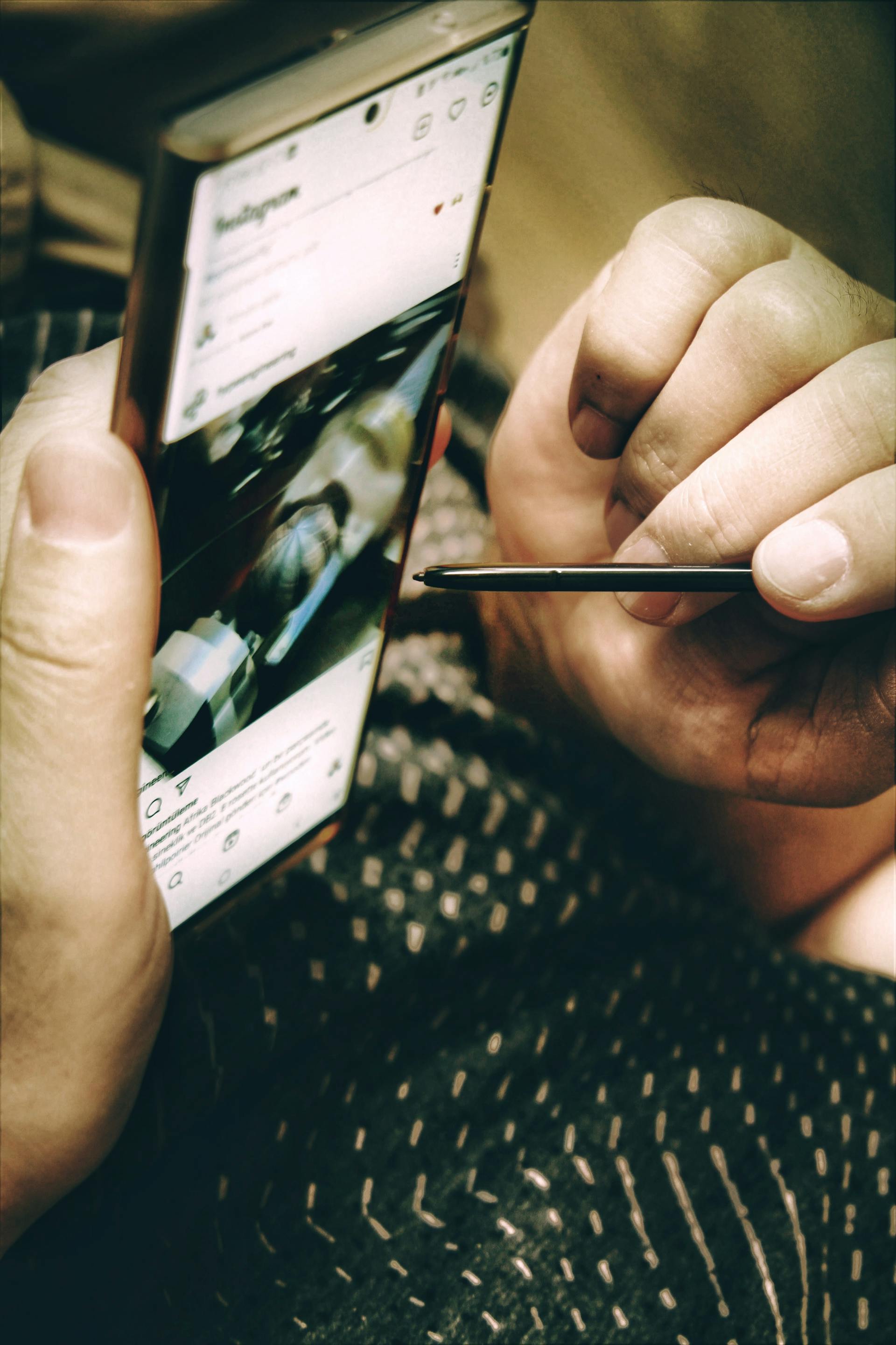 Un homme qui fait défiler ses messages sur Instagram | Source : Pexels