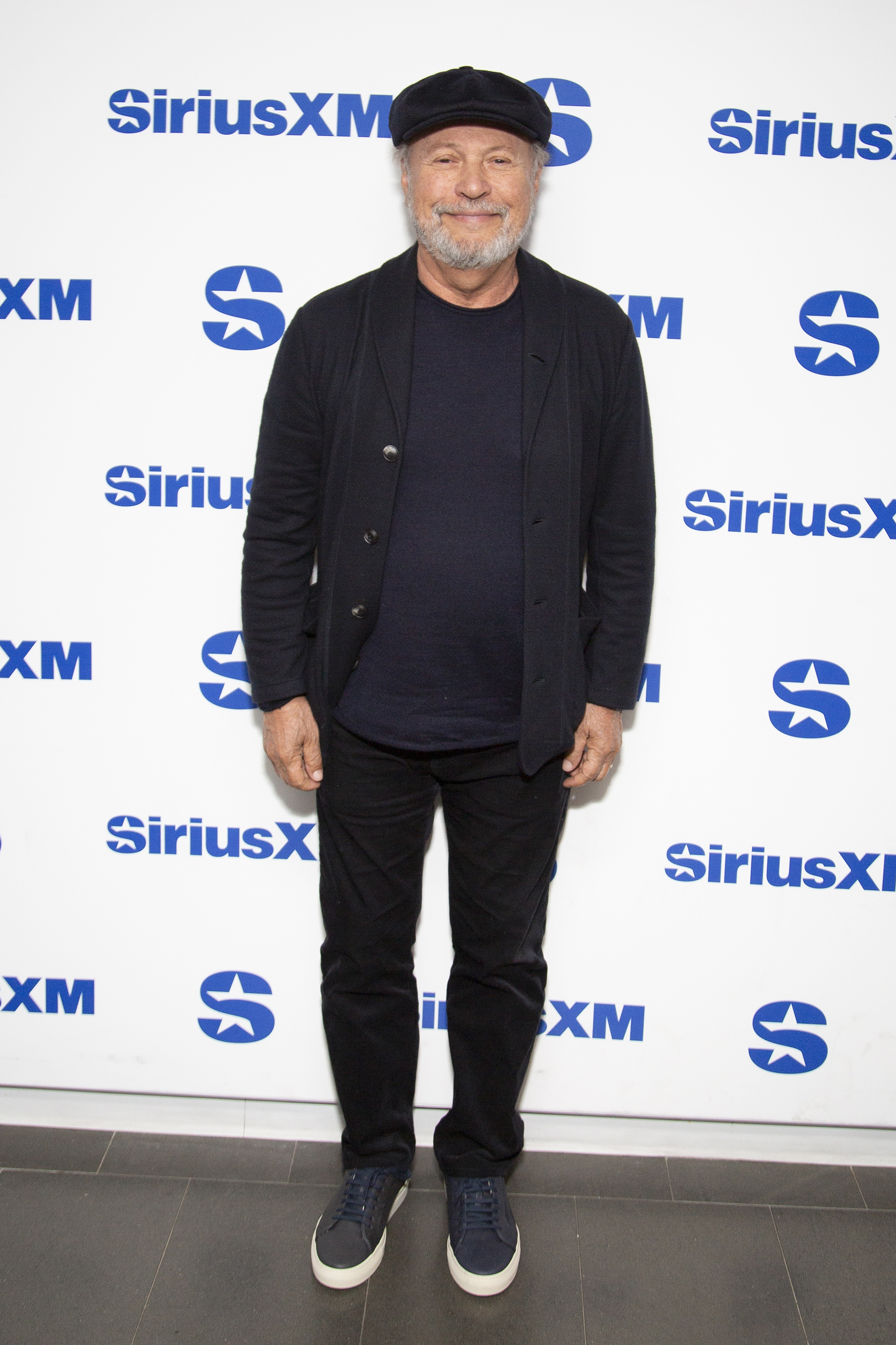 Billy Crystal visite les studios SiriusXM le 17 octobre 2024, à New York | Source : Getty Images