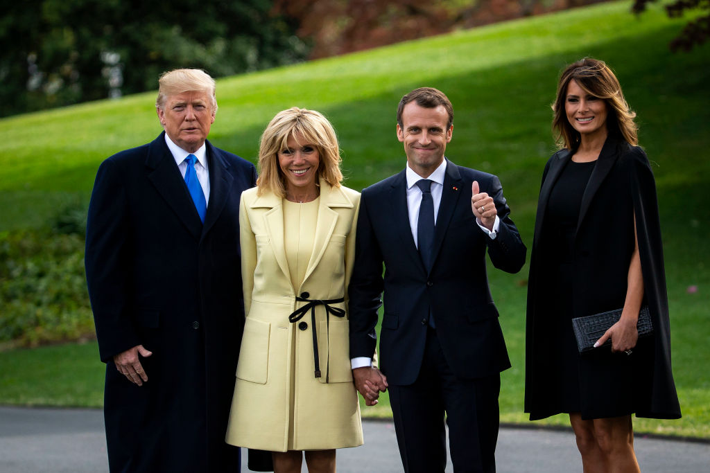 WASHINGTON, DC - 23 AVRIL : Le président Donald Trump, Brigitte Macron, le président français Emmanuel Macron et la Première dame Melania Trump marchent sur la pelouse sud de la Maison Blanche, le 23 avril 2018 à Washington. (Photo par Al Drago/Getty Images)