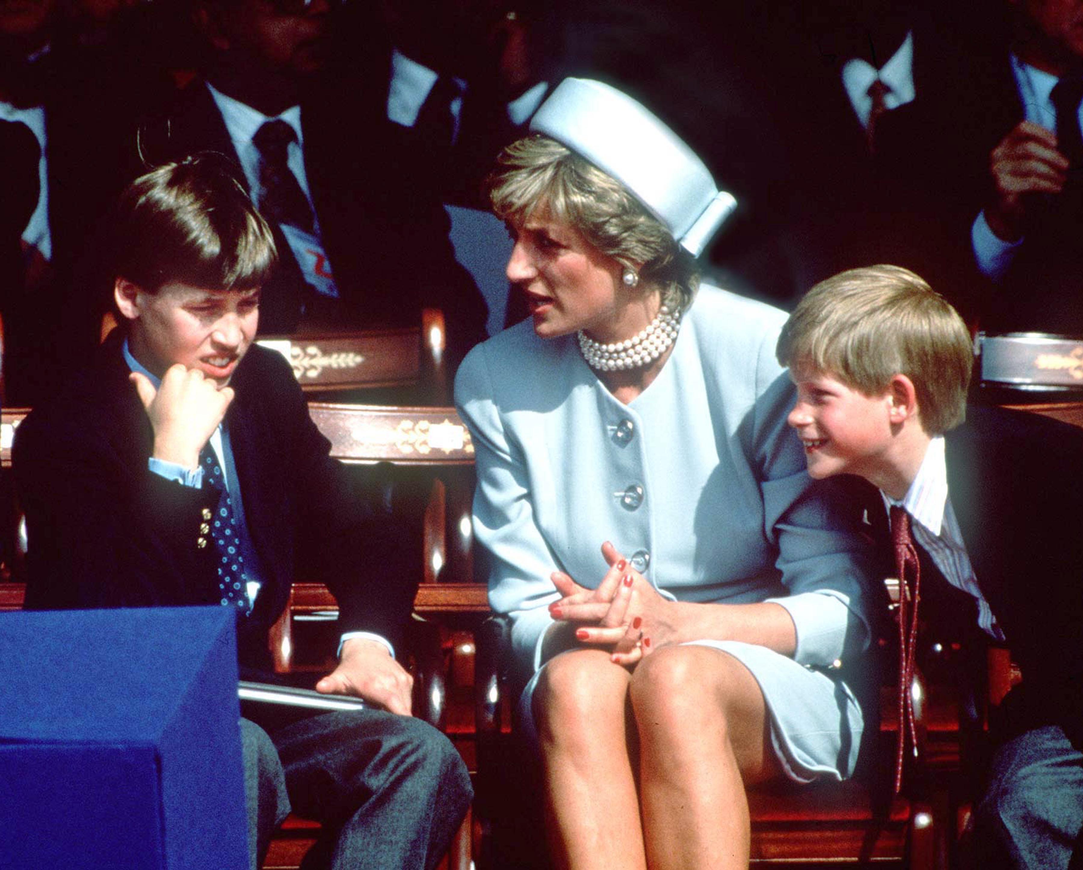 La princesse Diana avec ses fils, le prince William et le prince Harry, lors des commémorations du V.E. Day à Hyde Park, Londres, mai 1995. / Source : Getty Images