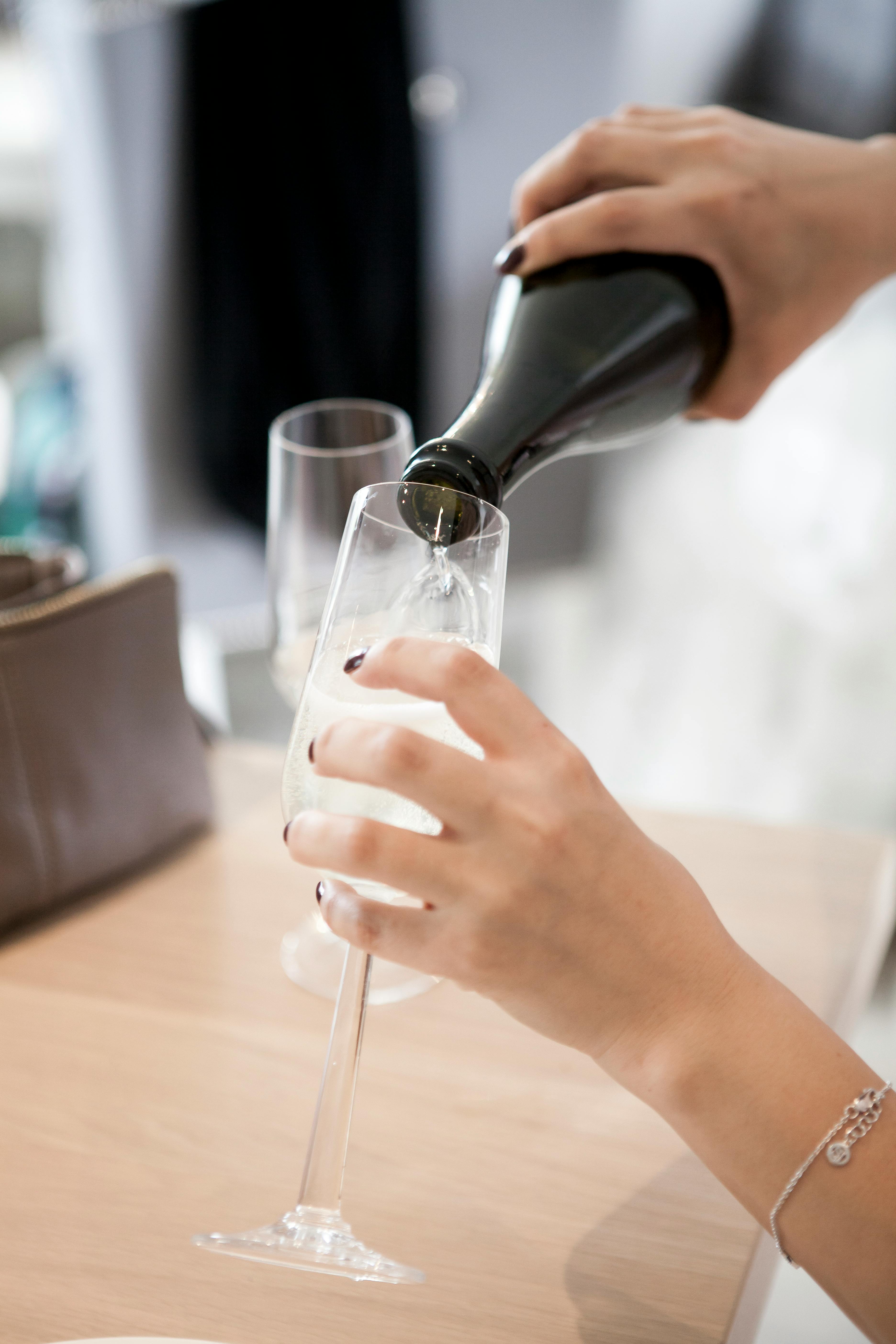 Une personne qui verse une coupe de champagne | Source : Pexels