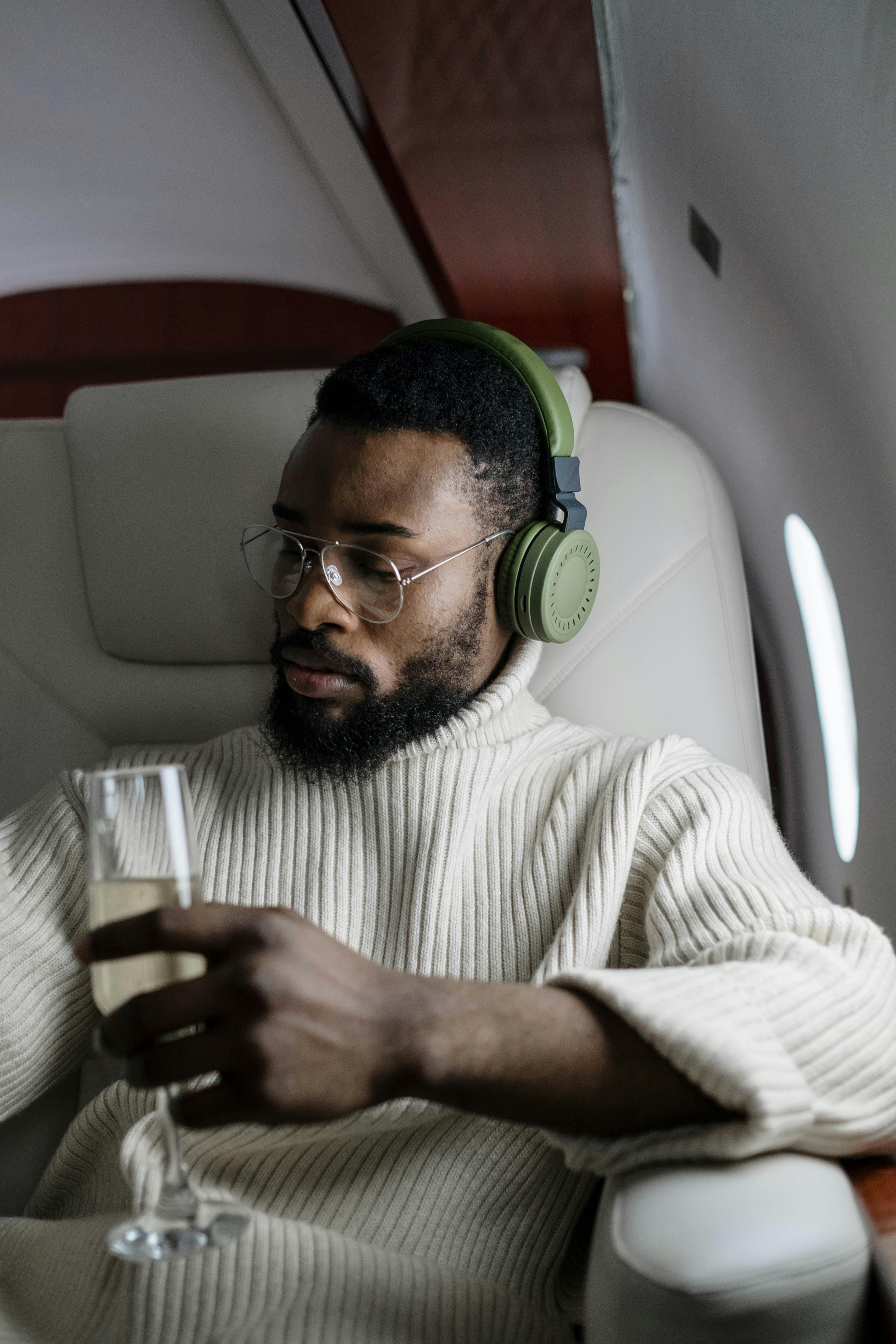 Un homme tenant une coupe de champagne | Source : Pexels