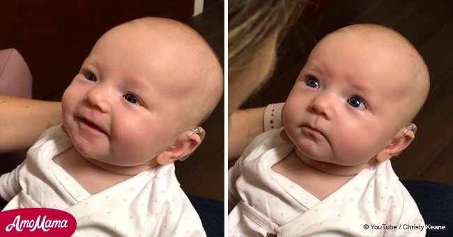 Un bébé sourd a la réaction la plus mignonne après avoir entendu le "je t'aime" de sa mère pour la première fois