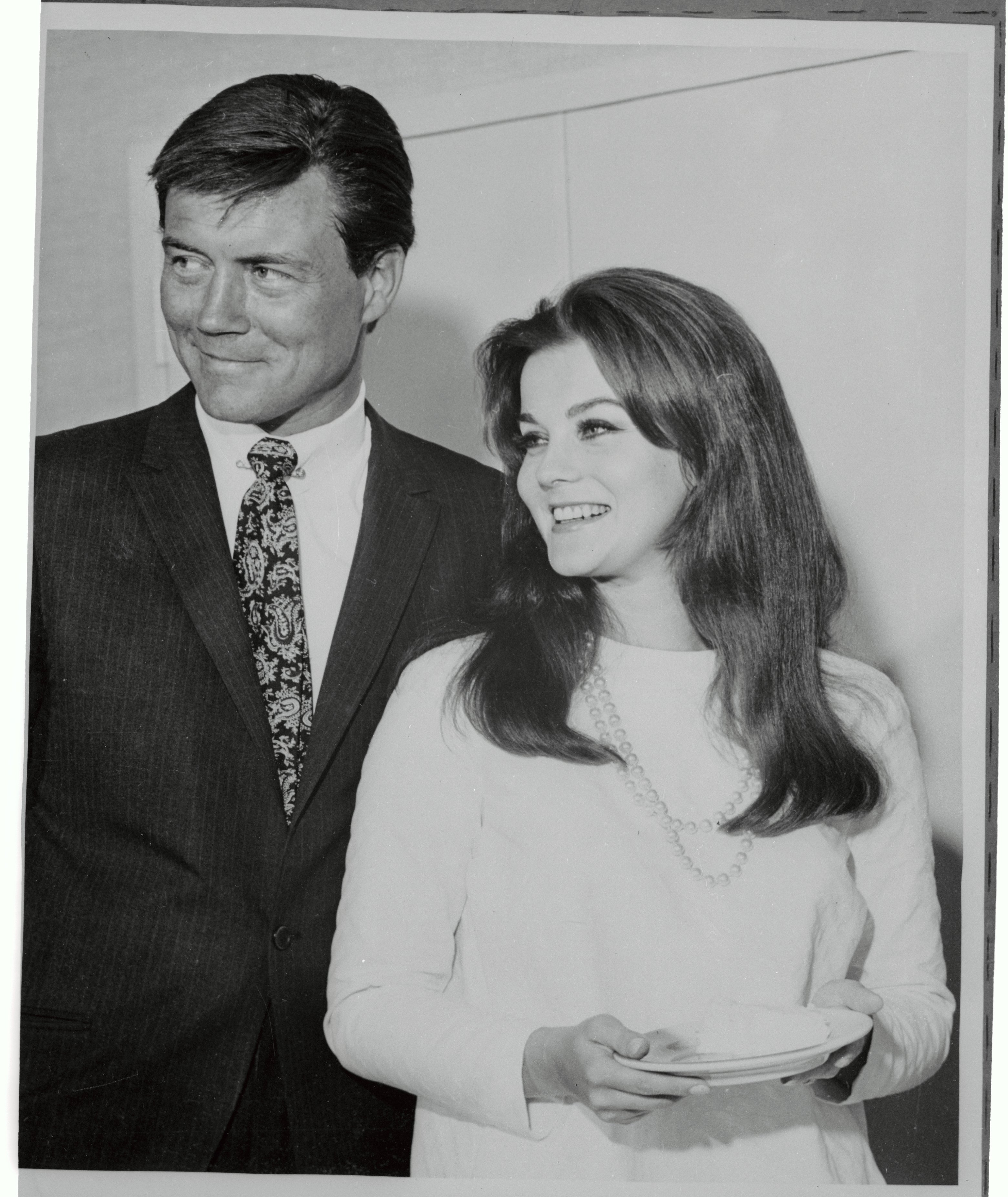 Ann-Margret tenant un morceau de gâteau de mariage aux côtés de son nouveau mari Roger Smith, après s'être mariée lors d'une cérémonie civile le 8 mai 1967. | Source : Getty Images