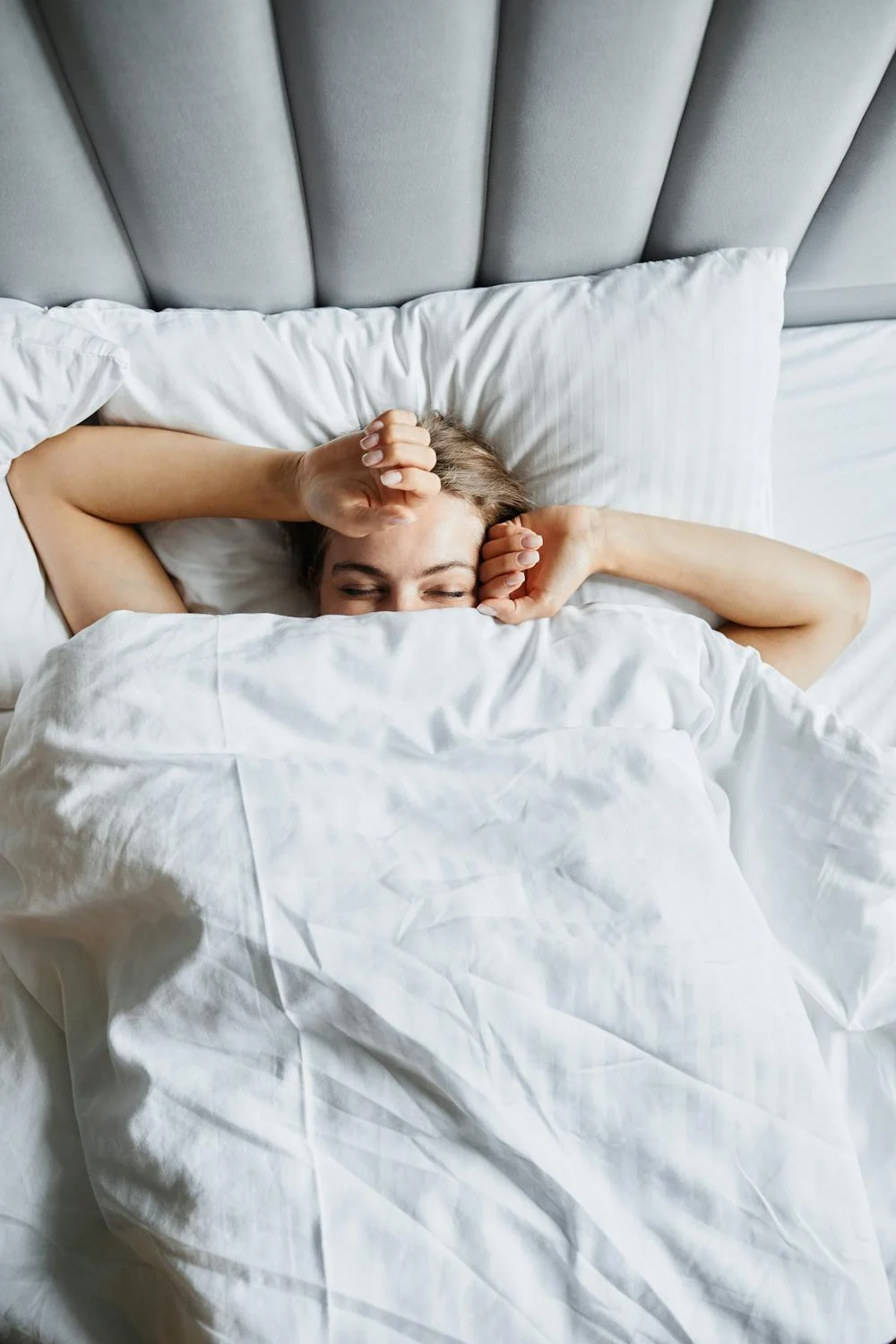Une femme qui se détend dans son lit | Source : Pexels