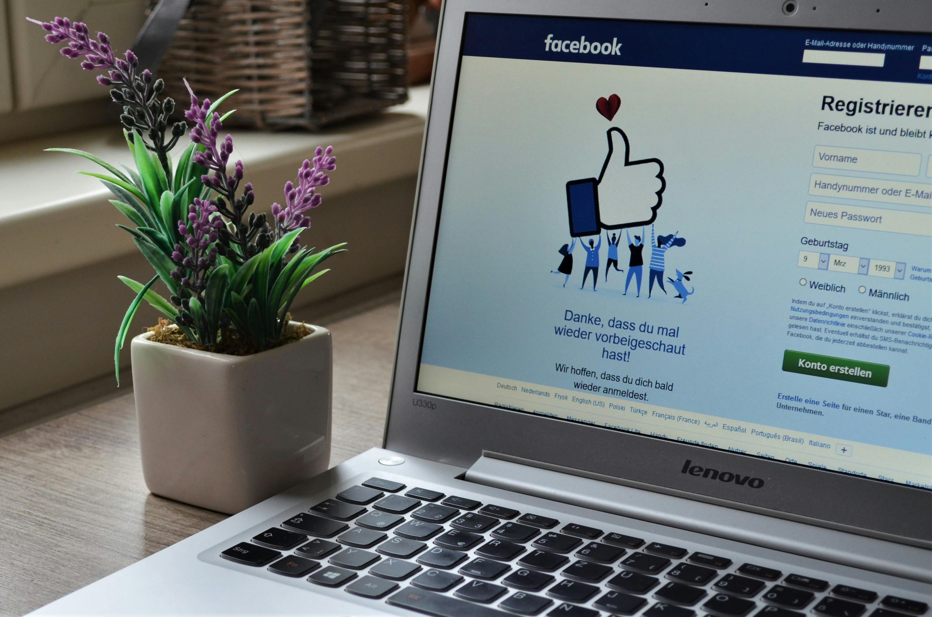 Un ordinateur portable ouvert sur les réseaux sociaux | Source : Pexels