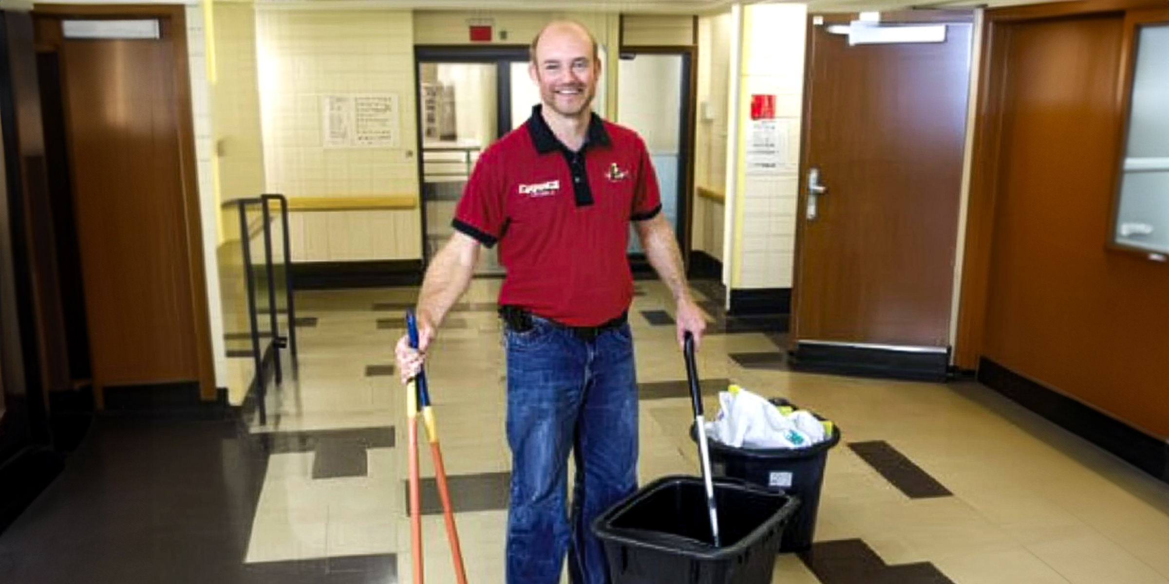 Un homme travaillant comme agent d'entretien | Source : Amomama