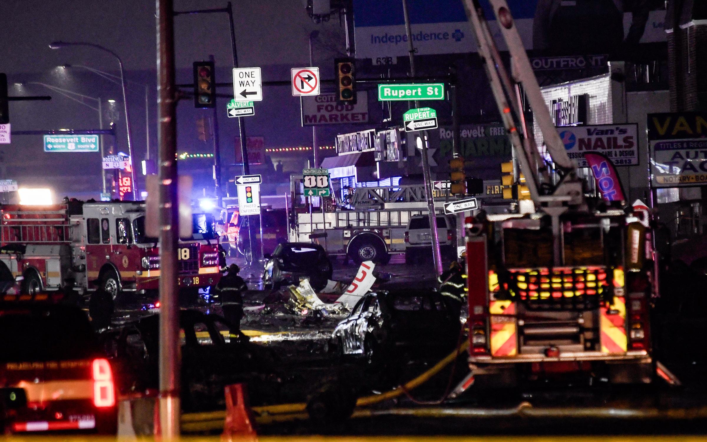 Des membres des services d'urgence interviennent après un accident d'avion dans un quartier proche de Cottman Avenue à Philadelphie, Pennsylvanie, le 31 janvier 2025 | Source : Getty Images