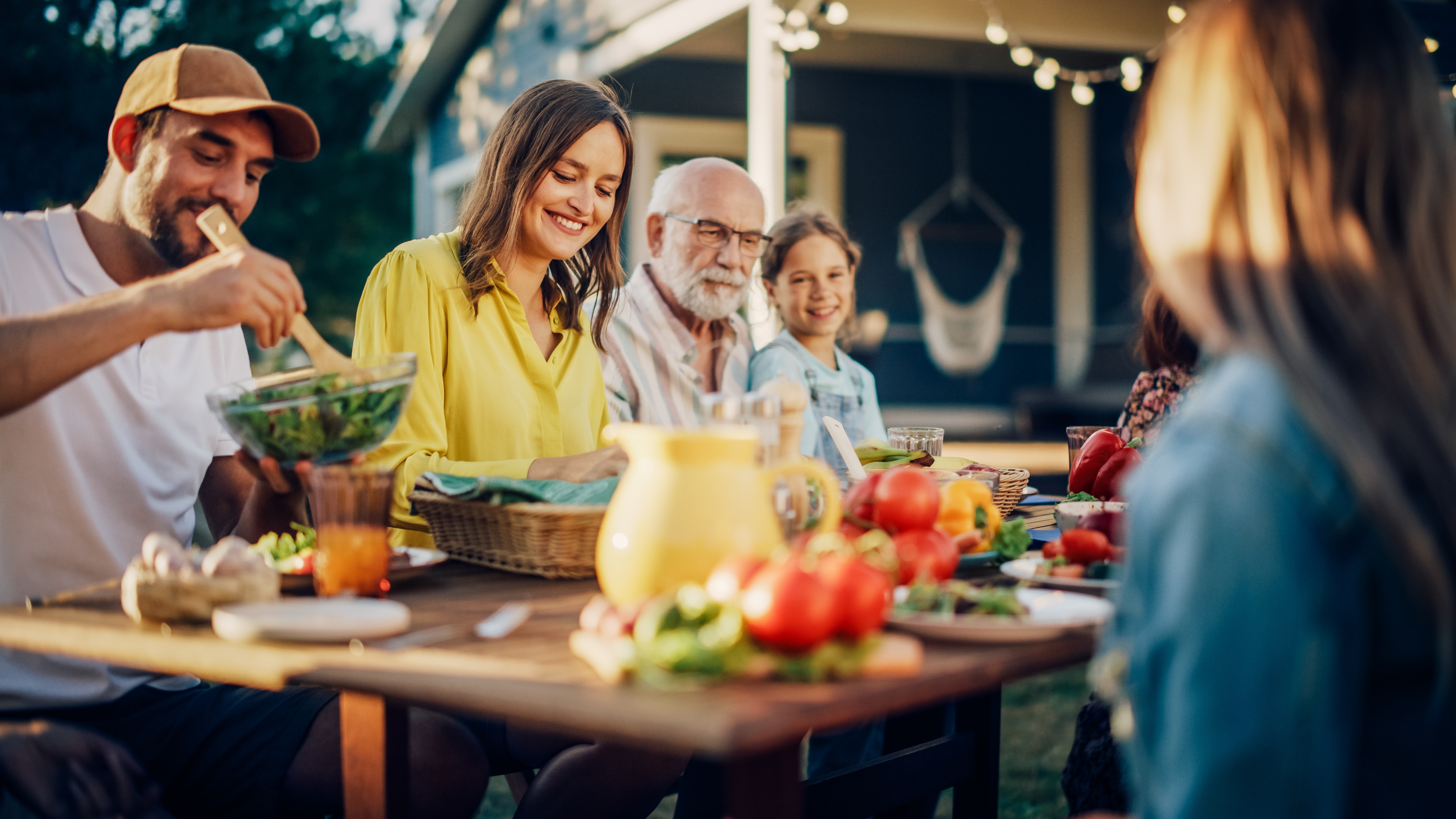 Une famille en train de déguster un repas | Source : Shutterstock