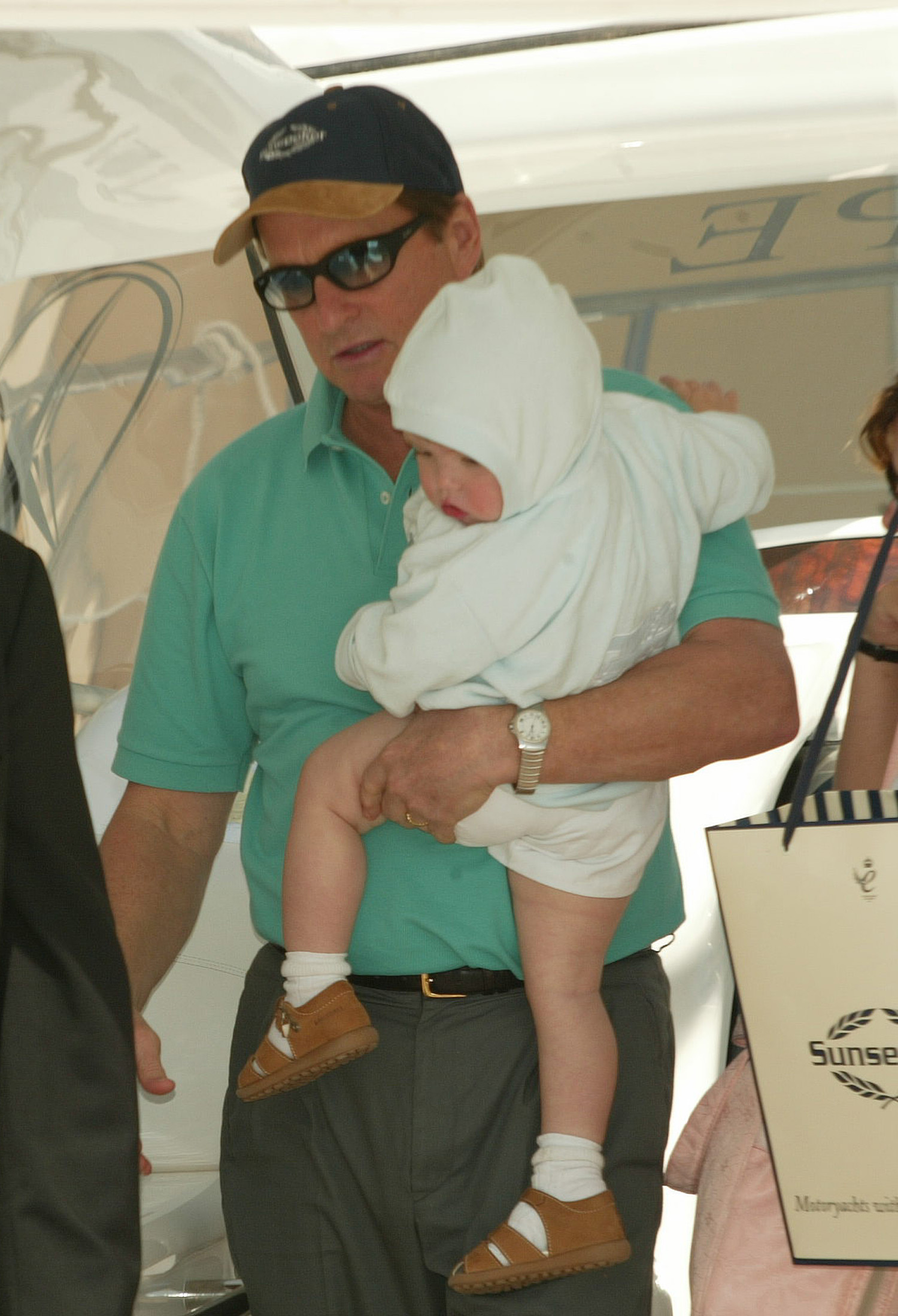 Michael Douglas et son fils Dylan sur un bateau lors de la régate Laureus en 2002 | Source : Getty Images