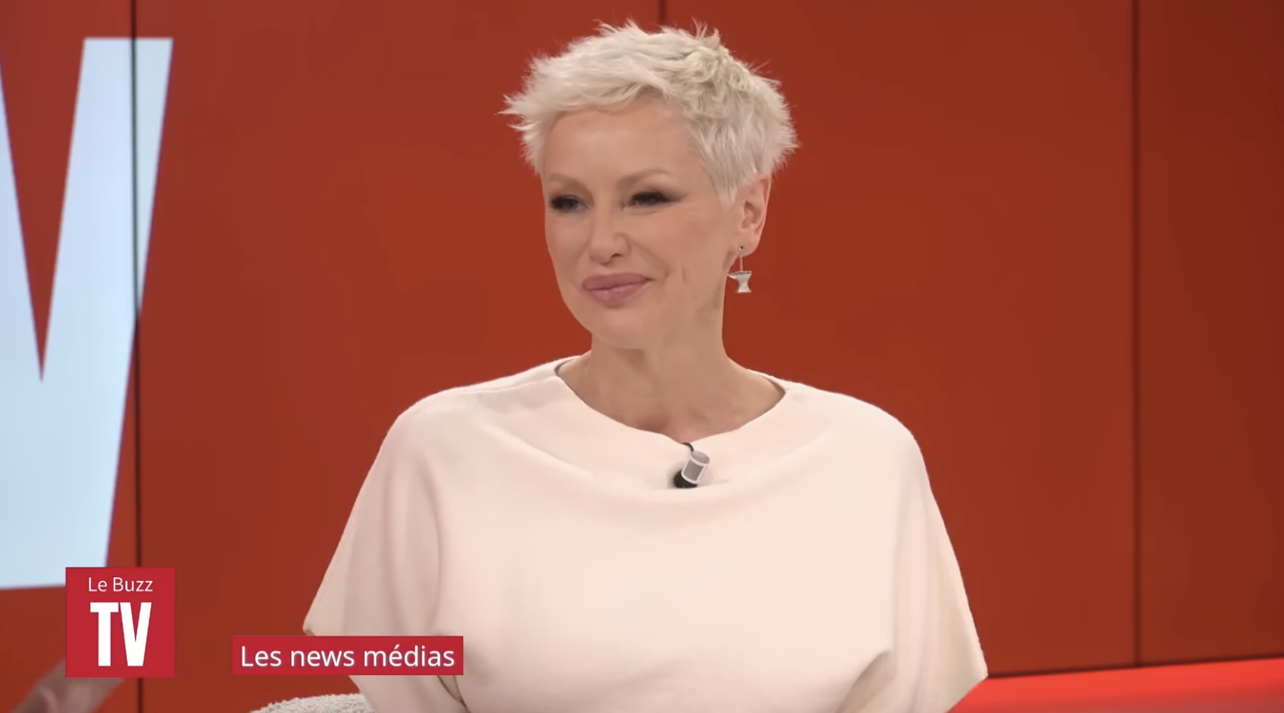 Capture d'écran d'Adriana Karembeu lors de son passage sur le plateau de Le Buzz TV I Source : https://www.youtube.com/watch?v=iP2Sl_PBd1U&list=PL_3P3xgnwTL1ew15AmUTiWCtfhnCw6ovS&index=8