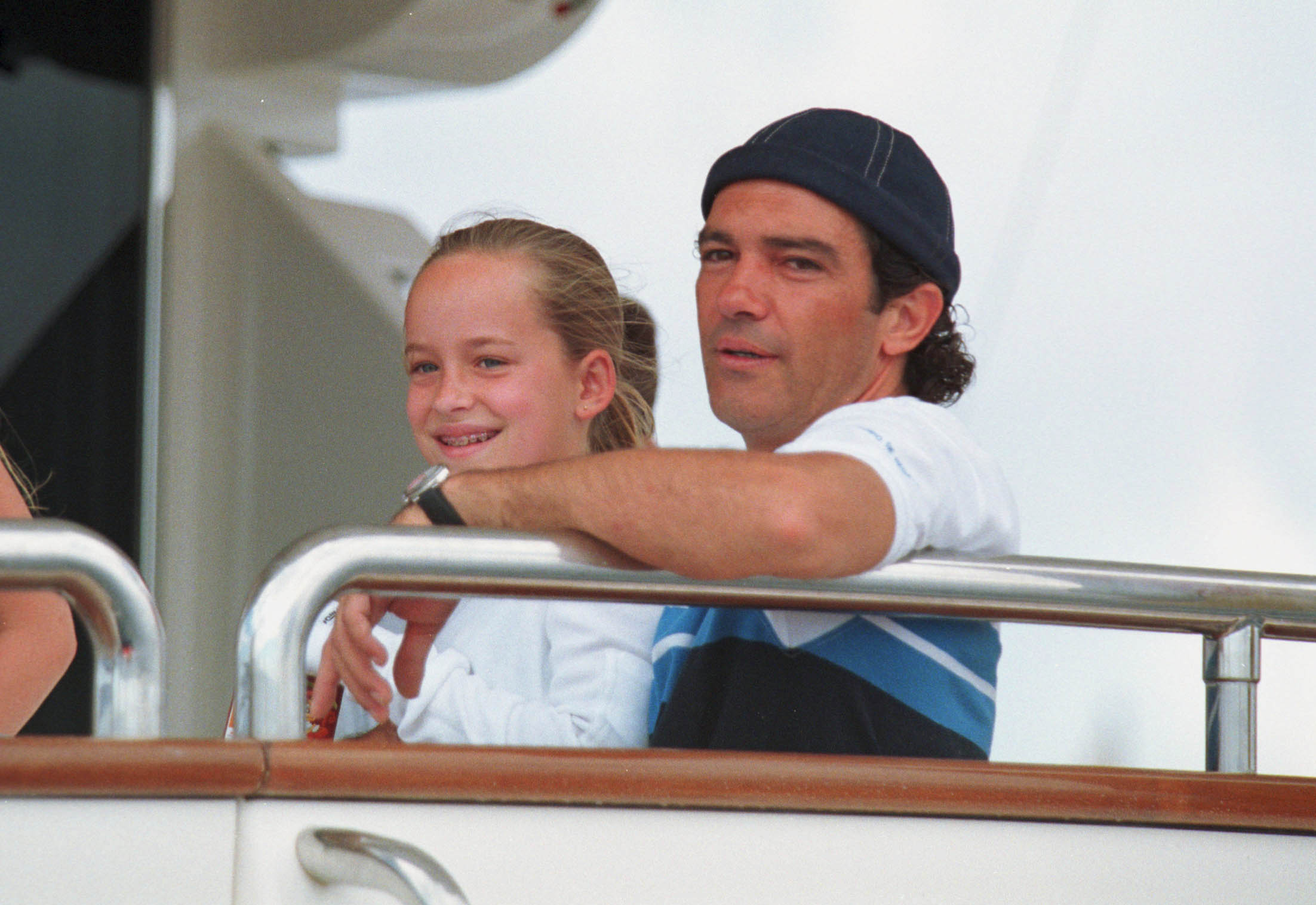 Antonio Banderas et Dakota Johnson sur un yacht lors de la régate Copa del Ray le 6 août 2000 | Source : Getty Images