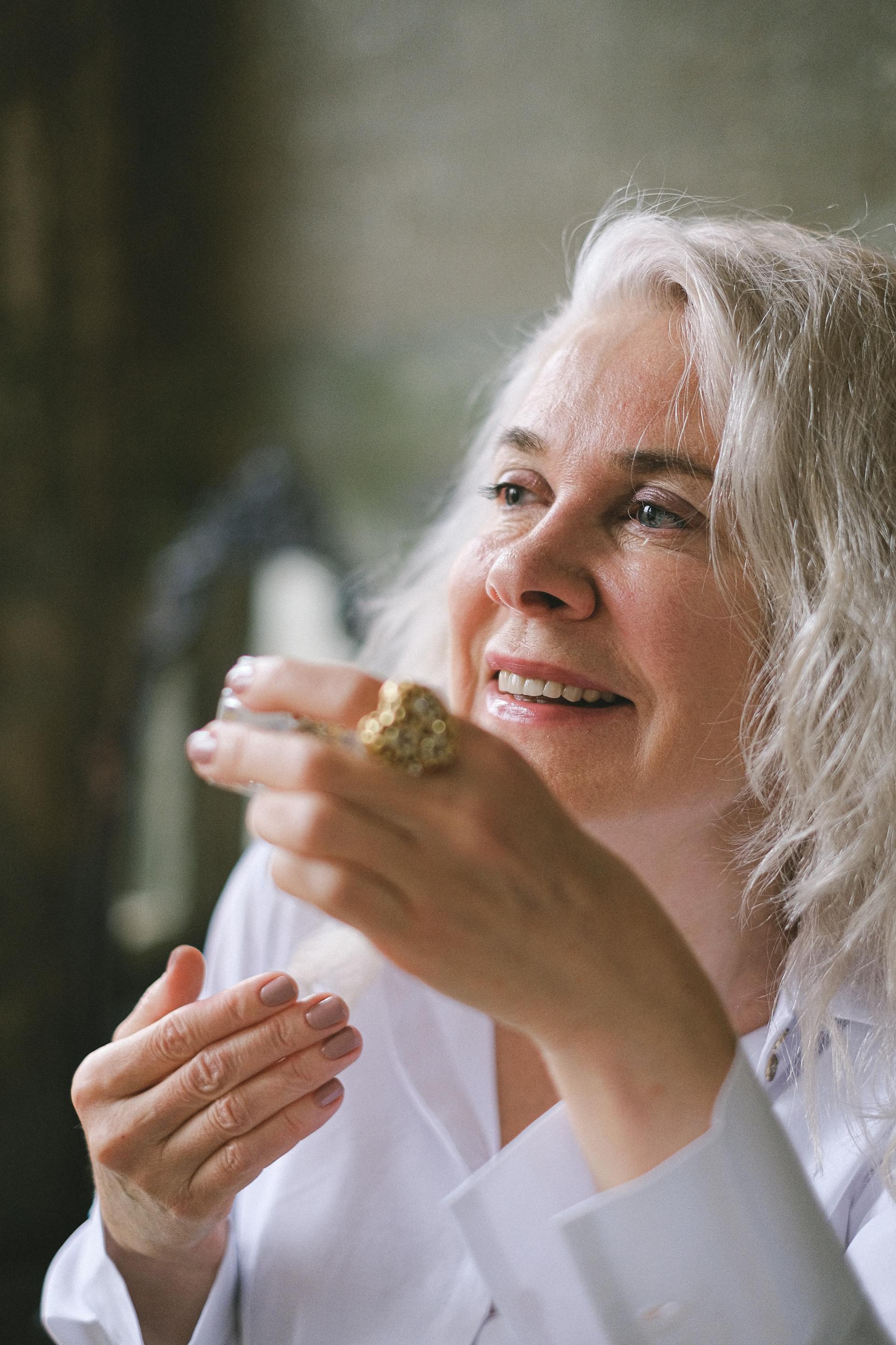 Une femme heureuse qui parle à quelqu'un | Source : Pexels