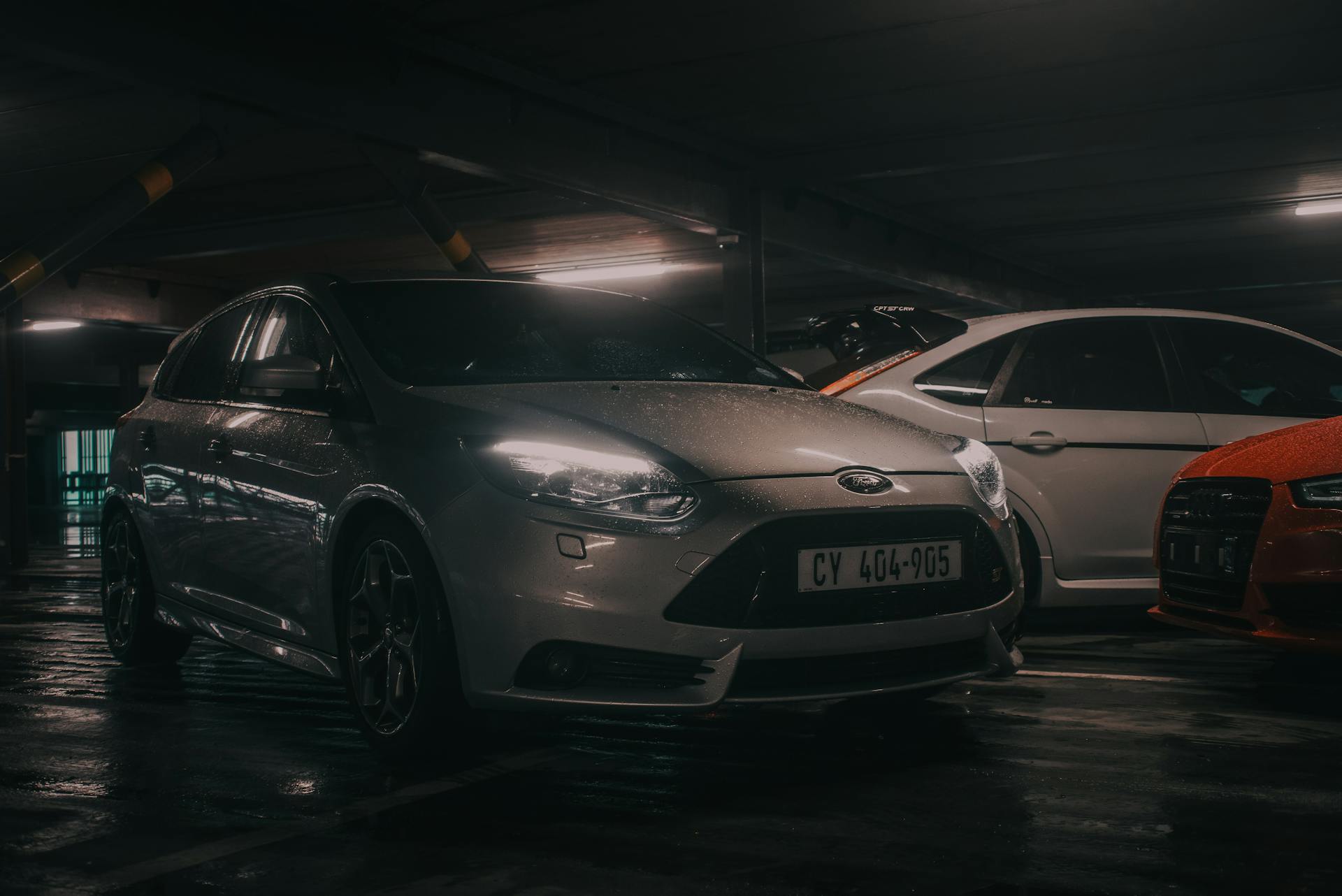 Des voitures dans un parking | Source : Pexels