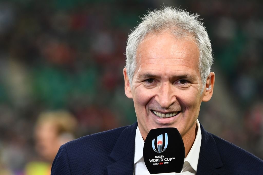 Le journaliste Christian Jeanpierre sourit avant le match de la Poule D de la Coupe du Monde de Rugby Japon 2019 entre le Pays de Galles et les Fidji au stade Oita d'Oita le 9 octobre 2019. | Photo : Getty Images