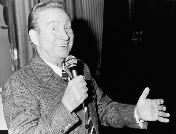 Charles Trenet (1913 - 2001) répète à l'Olympia, à Paris, pour ses derniers spectacles avant de prendre sa retraite. |Photo : Getty Images