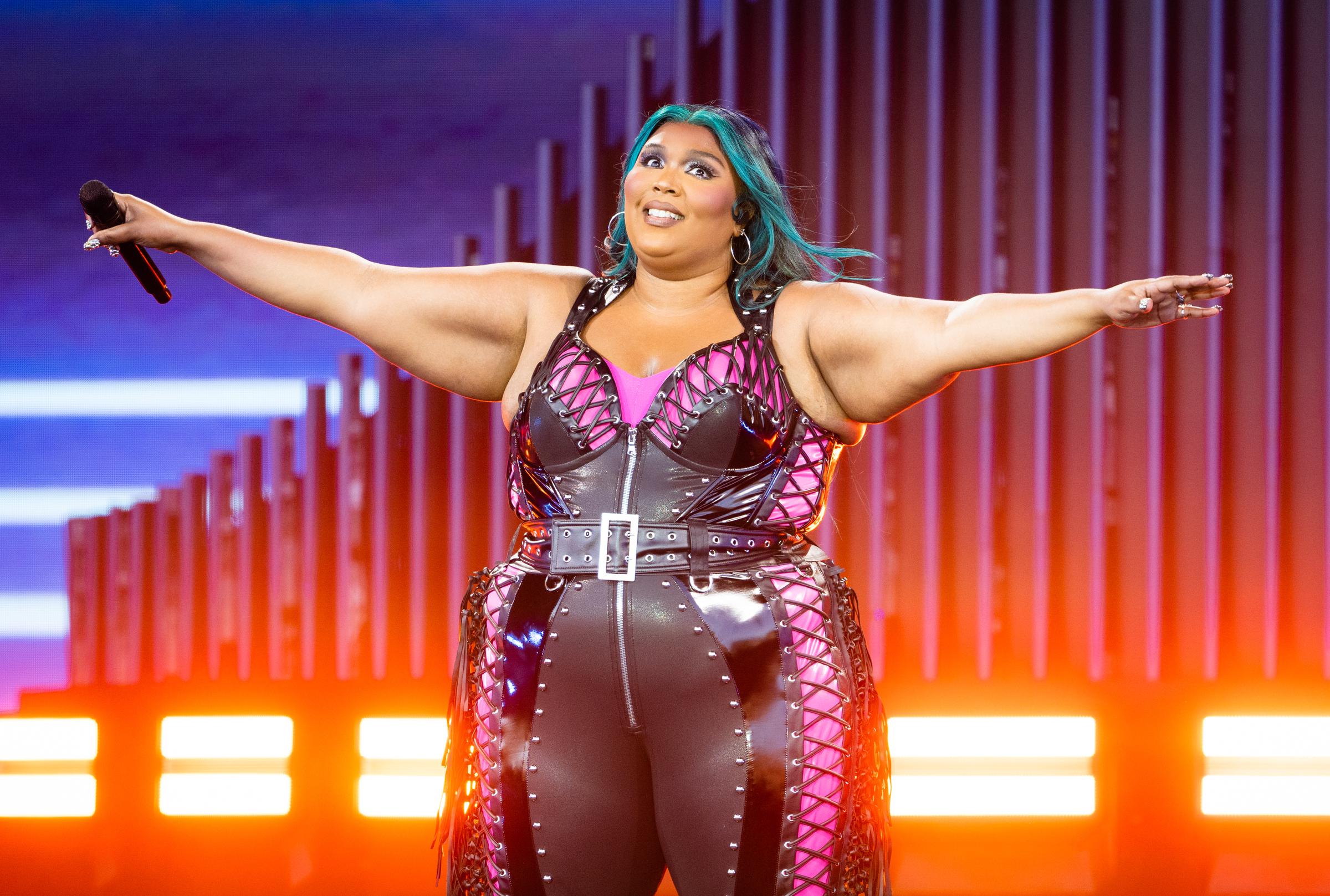 Lizzo se produit lors de la quatrième journée du festival de Glastonbury à Somerset, en Angleterre, le 24 juin 2023. | Source : Getty Images