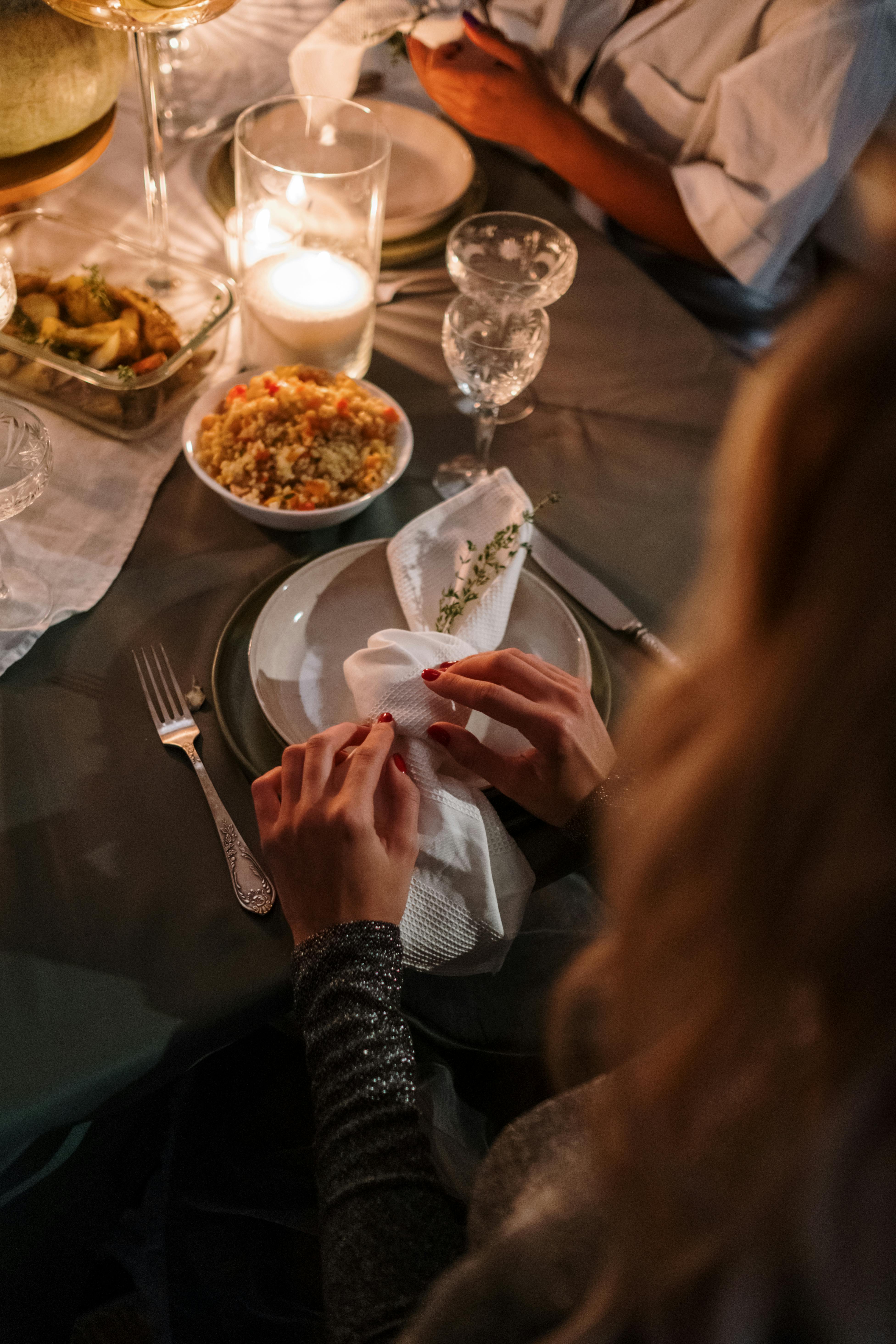 Une femme assise à une table de dîner | Source : Pexels