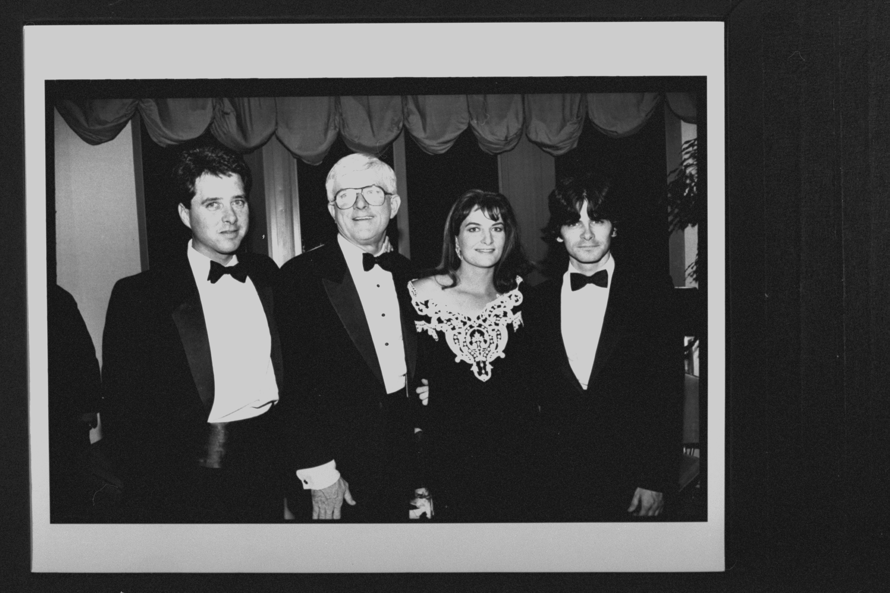 Phil Donahue avec son fils Michael, sa fille Mary Rose et son fils Jim au théâtre Ed Sullivan en octobre 1992 | Source : Getty Images