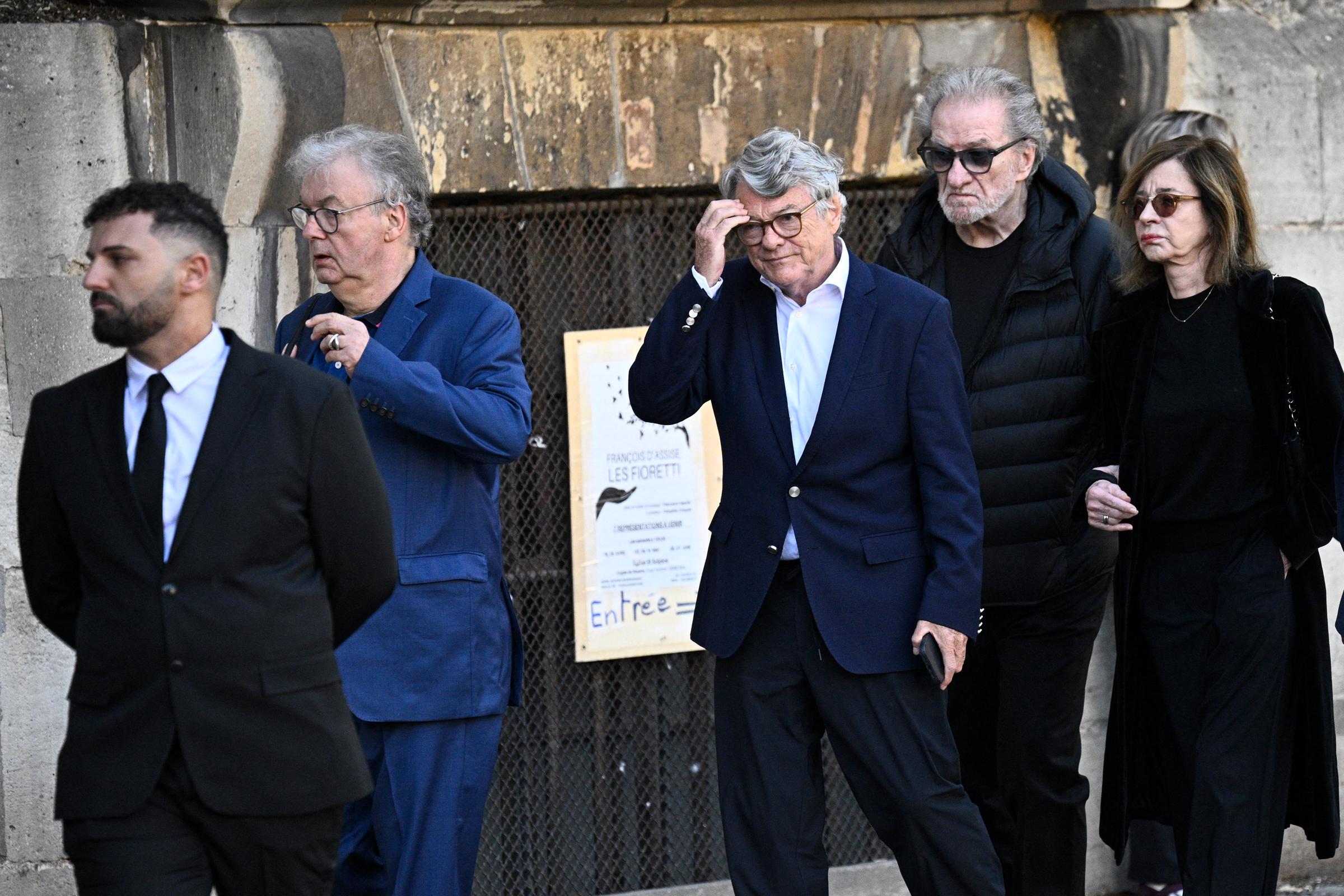 Le producteur et agent artistique français Dominique Besnehard (2e à gauche), l'homme politique français Jean-Louis Borloo (au centre), le chanteur français Eddy Mitchell et son épouse Muriel Bailleul arrivent pour assister aux funérailles de l'actrice française Nathalie Baye à l'église Saint-Sulpice à Paris, le 24 avril 2026. La star de cinéma française Nathalie Baye est décédée le 17 avril 2026, à l'âge de 77 ans I Source : Getty Images