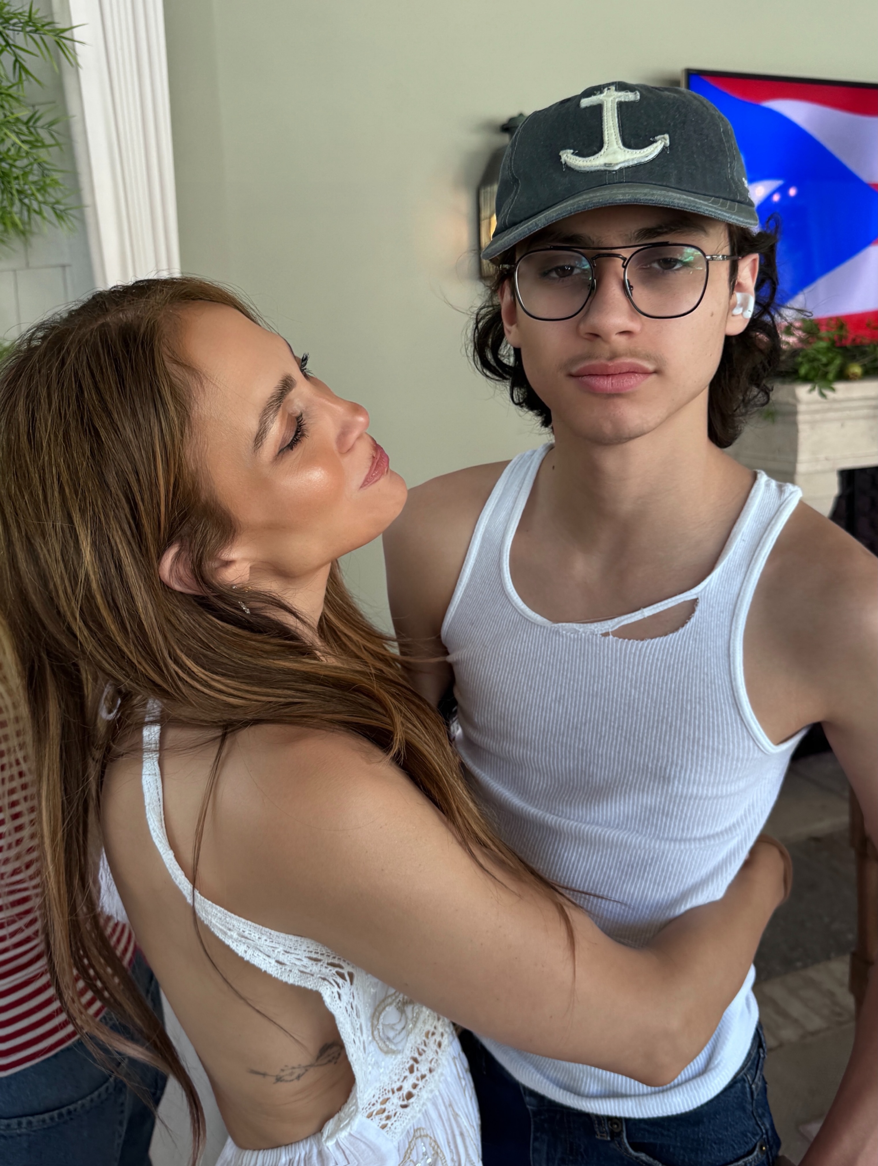 Jennifer Lopez et son fils, Max Muñiz, dans un post mis en ligne le 26 mai 2026 | Source : Facebook/Jennifer Lopez