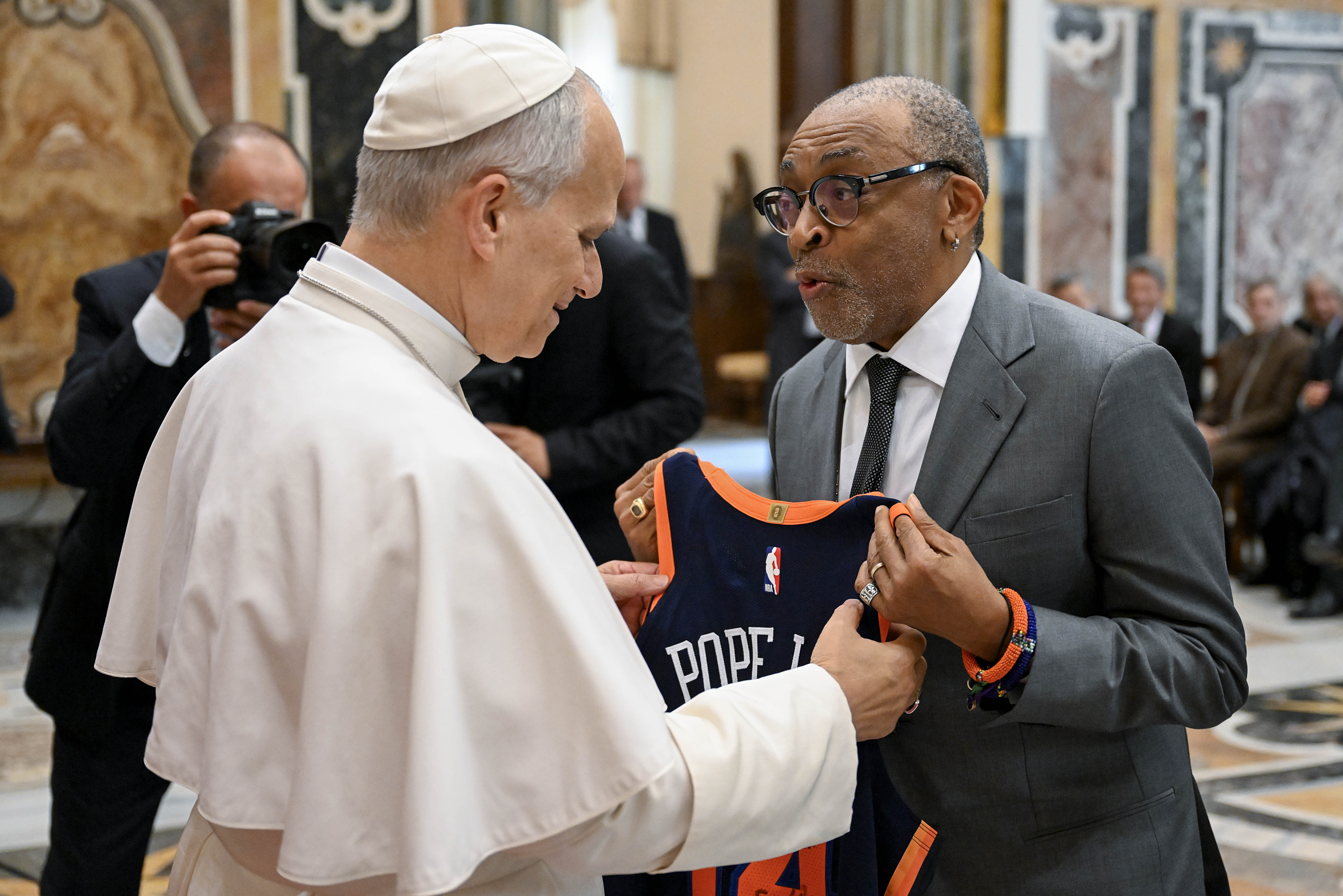 Le pape Léon XIV salue Spike Lee lors d'une audience avec l'industrie cinématographique dans la salle Clémentine du palais apostolique le 15 novembre 2025 dans la Cité du Vatican, au Vatican. | Source : Getty Images