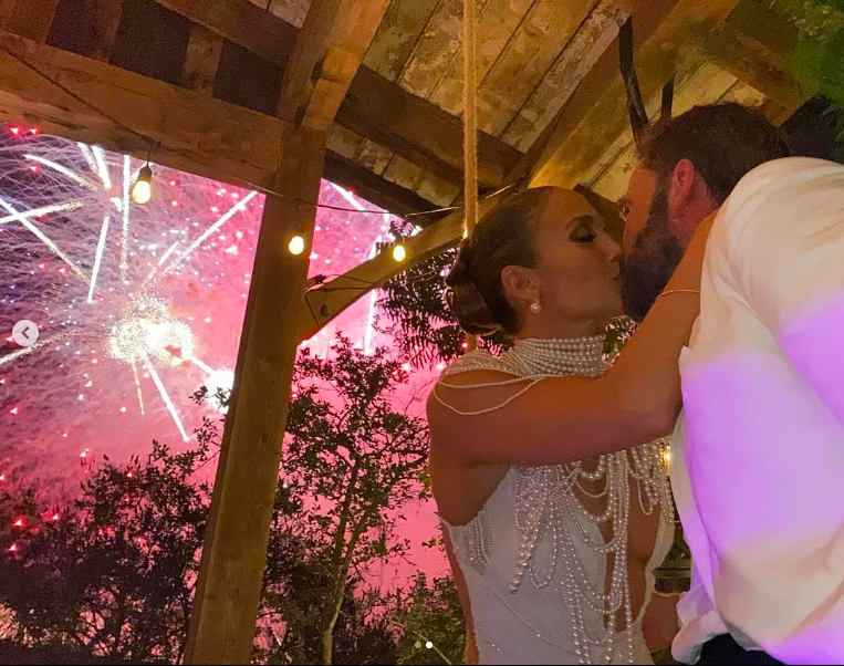 Jennifer Lopez et Ben Affleck partageant un baiser posté le 21 août 2023 | Source : Instagram/jlo