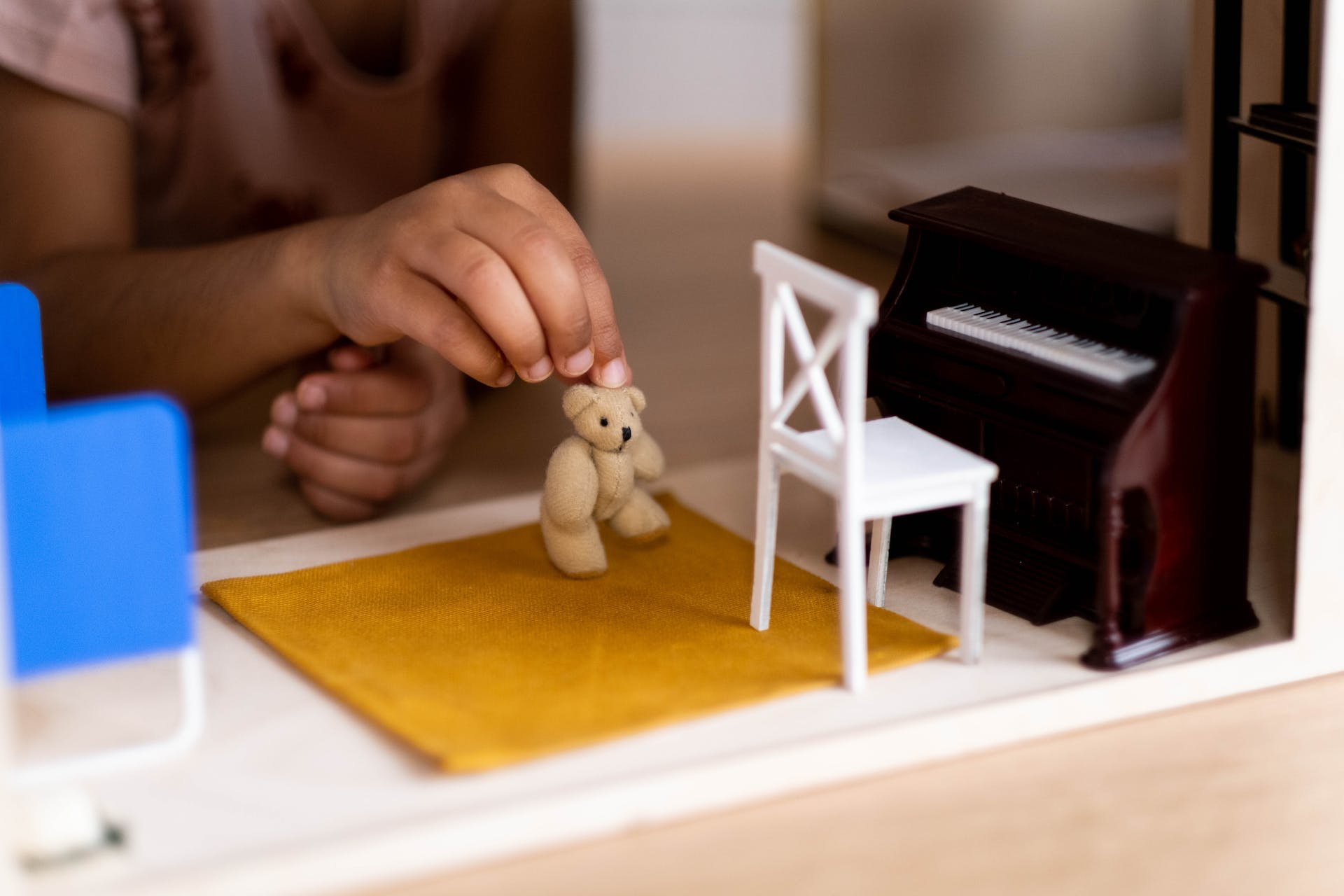 Enfant jouant avec une maison de poupée | Source : Pexels