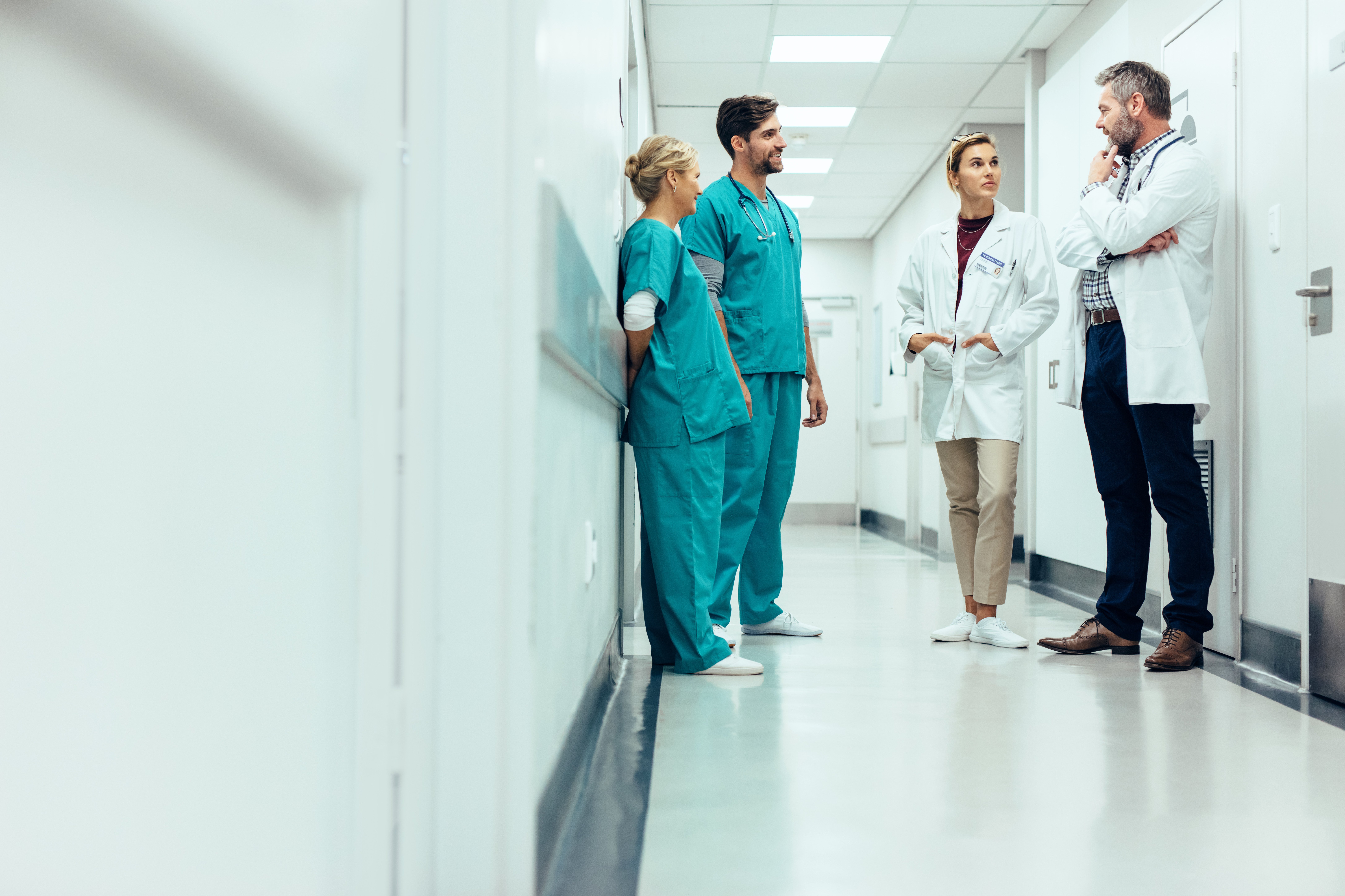 Médecins et infirmières à l'hôpital | Photo : Shutterstock