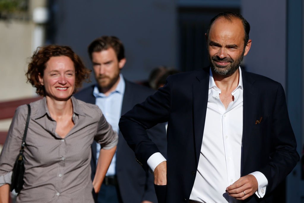 Le Premier ministre français Edouard Philippe flanqué de son épouse Edith Chabre (L) arrive dans un bureau de vote lors du premier tour des élections législatives, le 11 juin 2017 au Havre, dans le nord de la France. | Photo : Getty Images