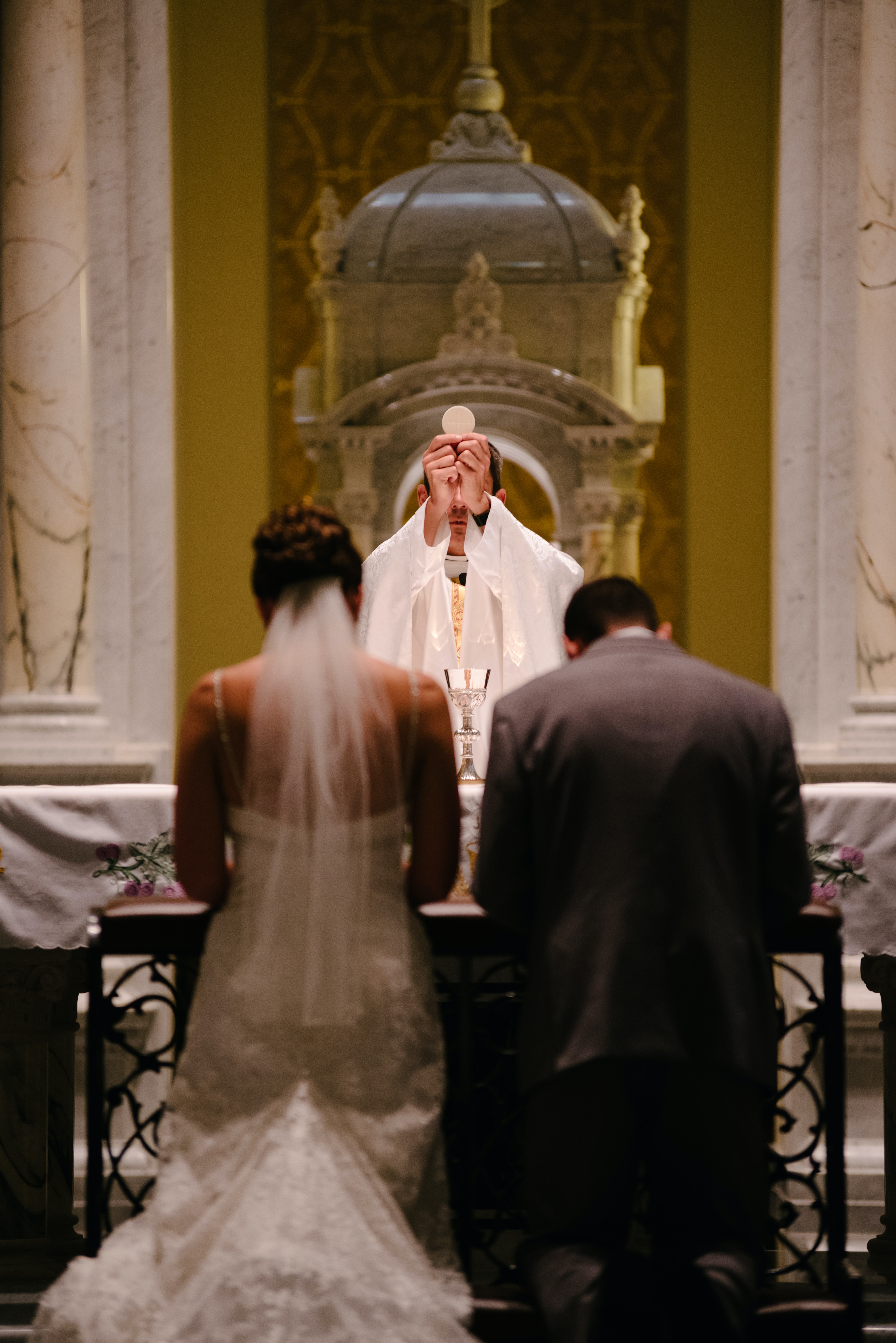 Un homme officiant le mariage d'un couple à l'église | Source : Freepik