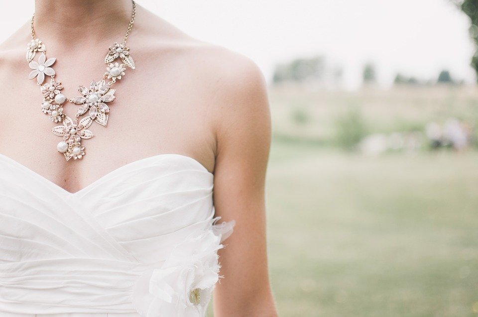 Une femme montrant une partie de sa robe de mariée.| Photo : Pixabay