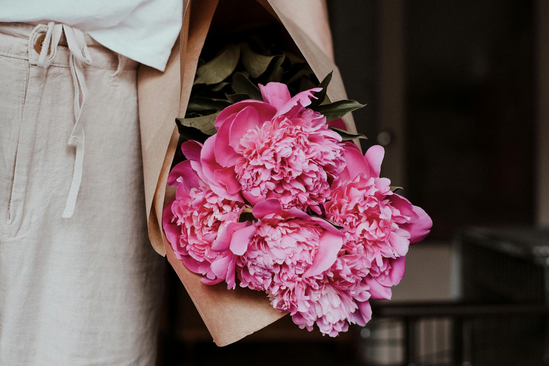 Une femme tenant un bouquet de pivoines | Source : Pexels