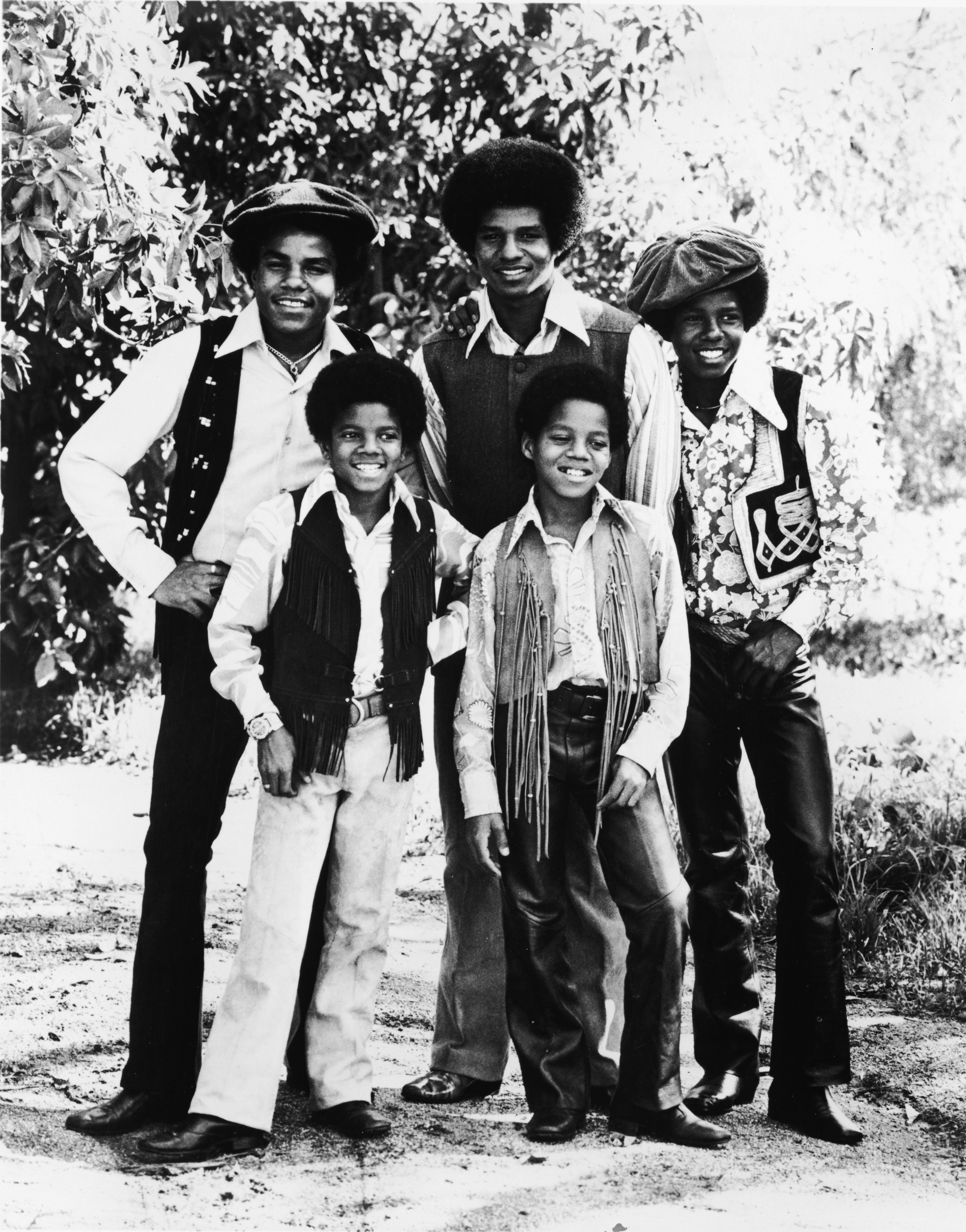 Les Jackson 5 posant pour un portrait au début des années 1970. | Source : Getty Images